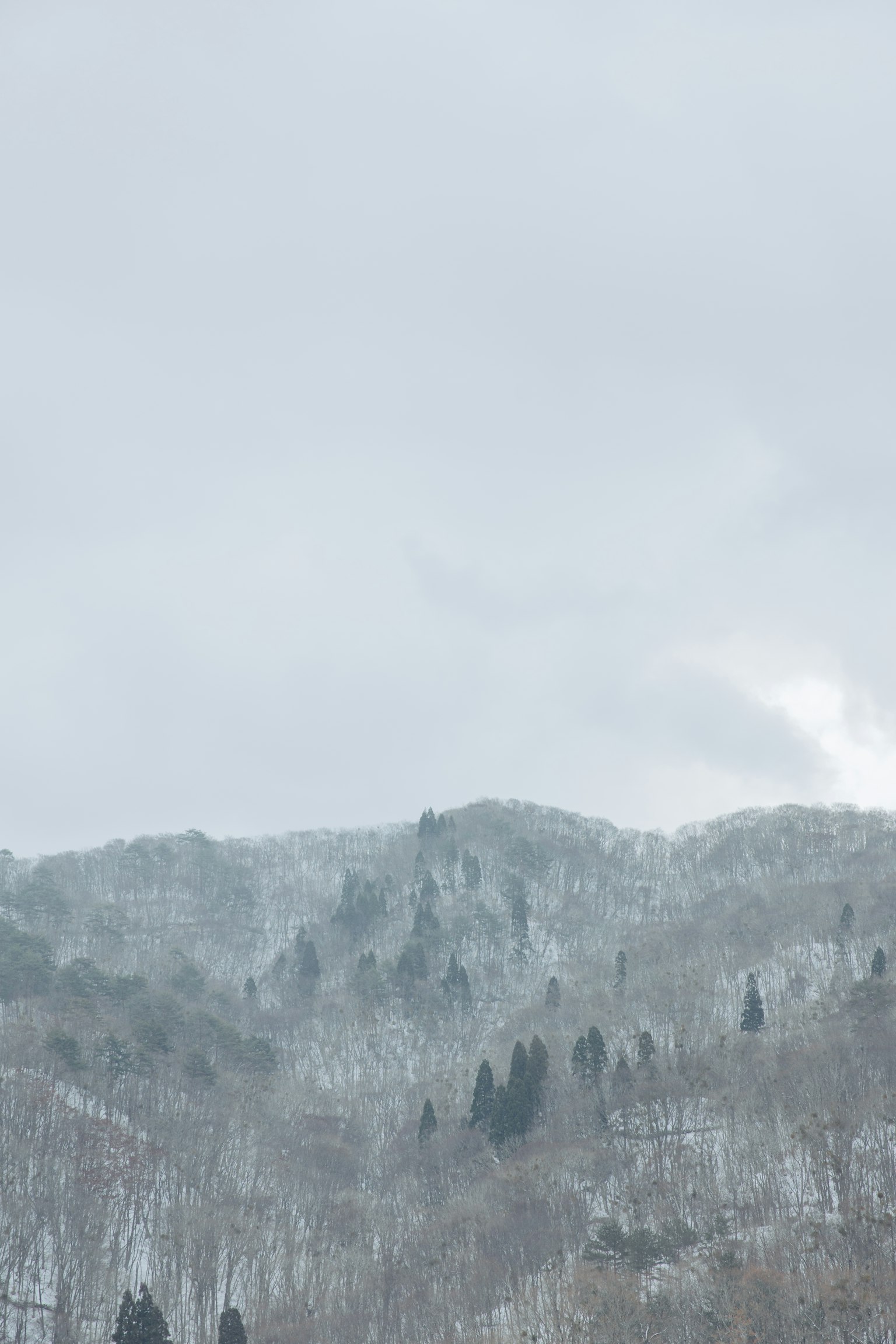 云雾缭绕的雪山
