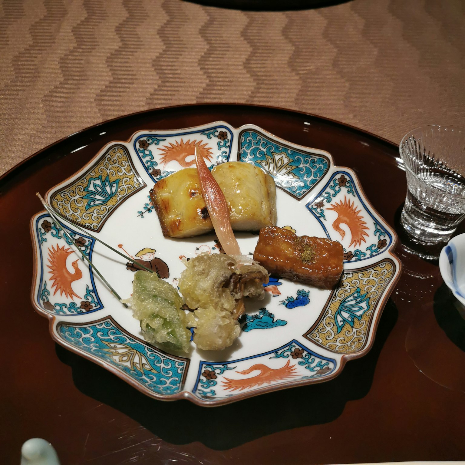 Vassoio di cucina giapponese colorato con vari piatti