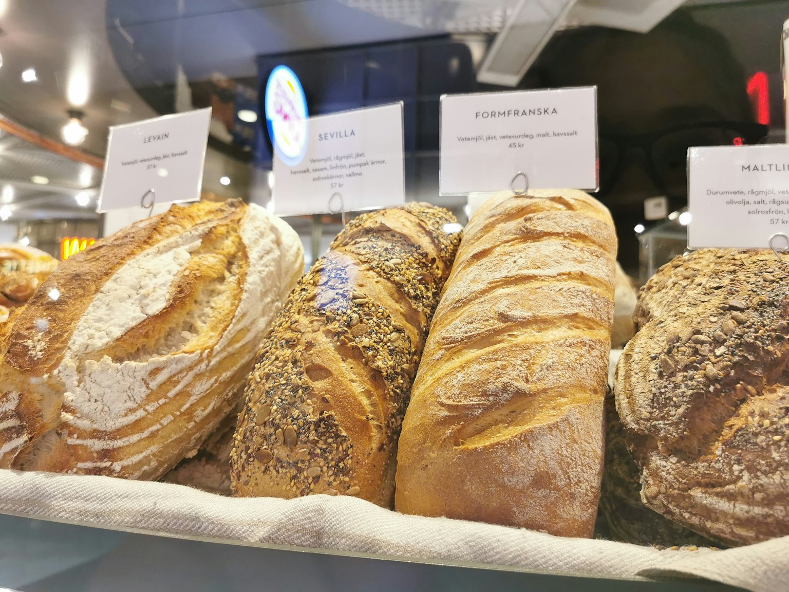 Vetrina piena di diversi tipi di pane
