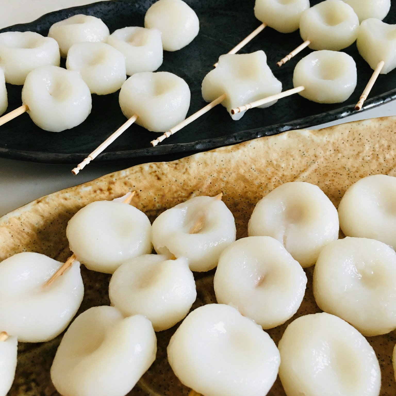 Gambar kue beras putih yang ditusuk pada piring