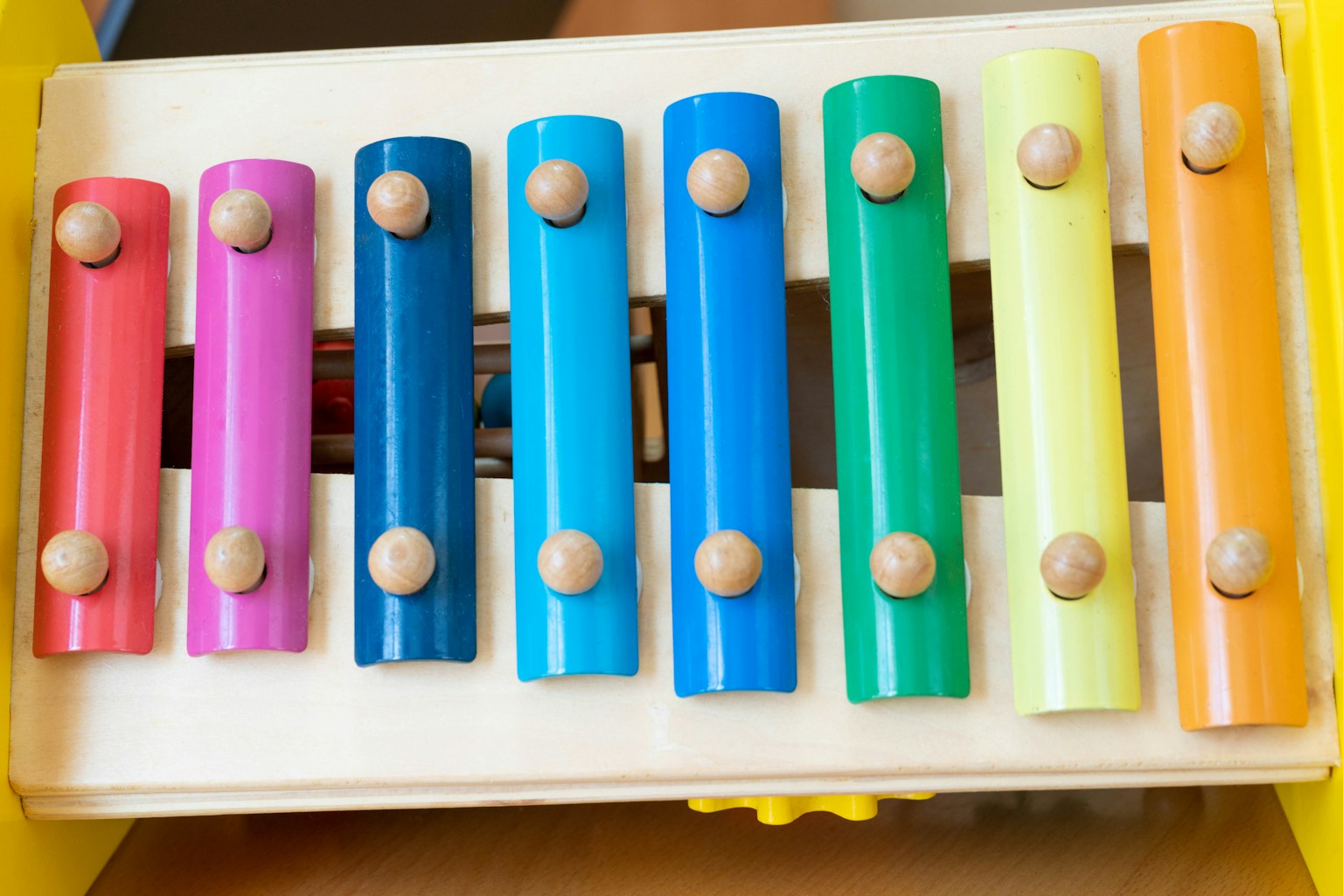 彩色木製木琴琴鍵排成一排