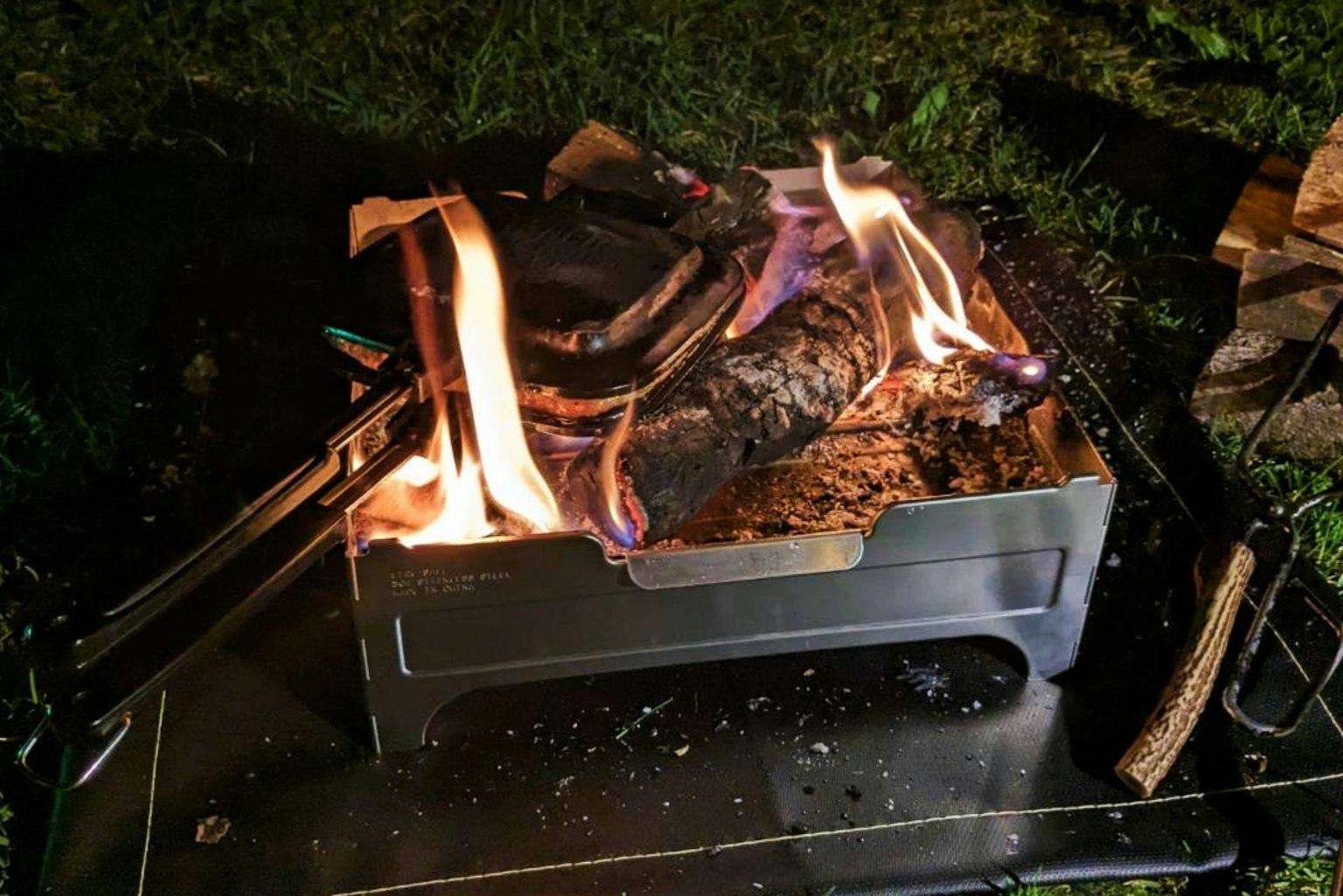 밤 캠프파이어와 불꽃과 타는 나무
