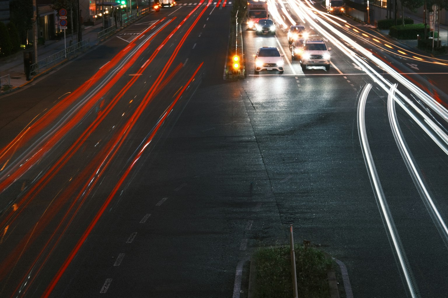 夜間交叉口，移動汽車的光跡