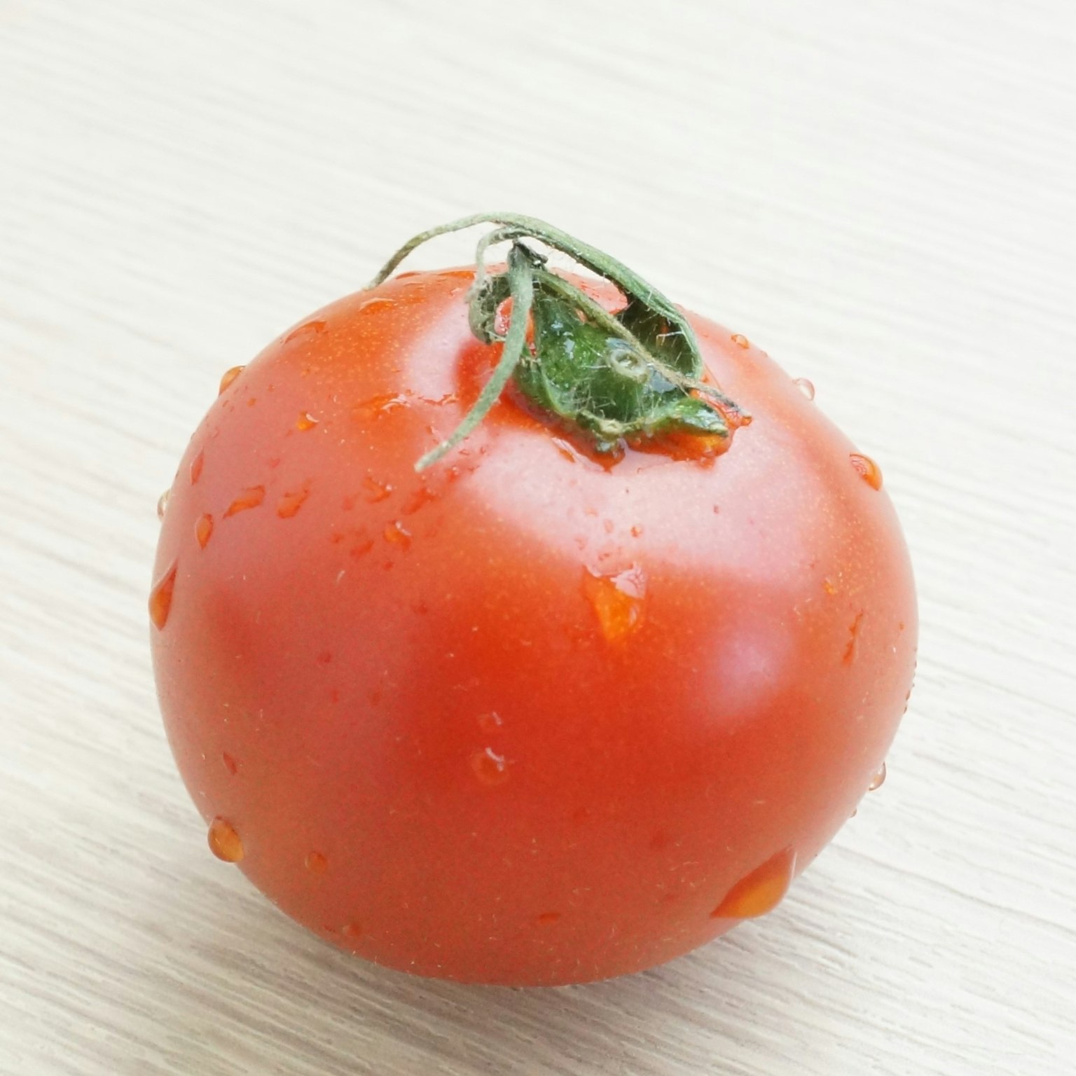 Frische Tomate auf einem Holztisch platziert