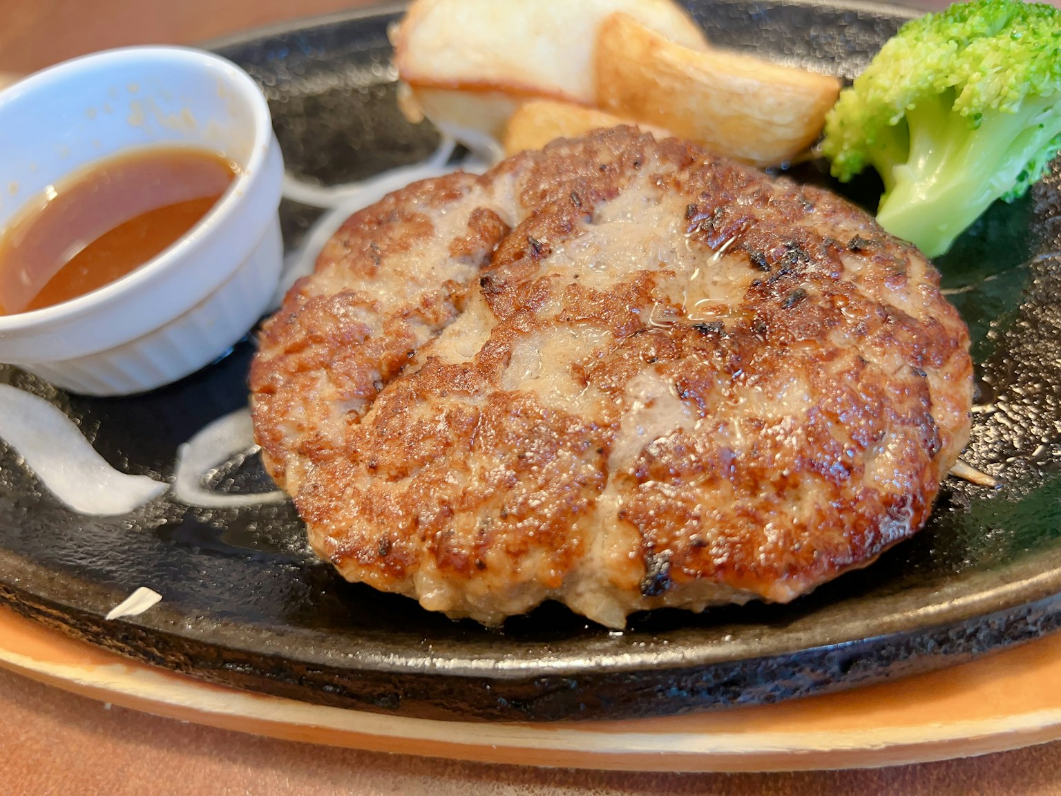 Gegrillter Hamburgersteak mit Brokkoli und Dip-Sauce serviert