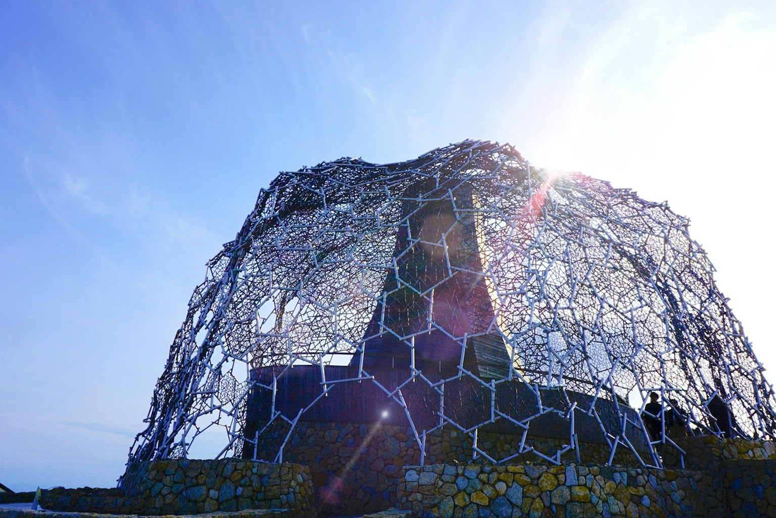 Structure en nid d'abeille unique sous un beau ciel bleu