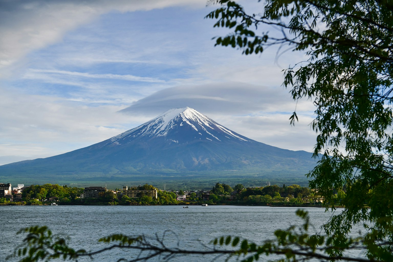 Schöner schneebedeckter Fuji-Berg vom Ufer des Sees aus gesehen
