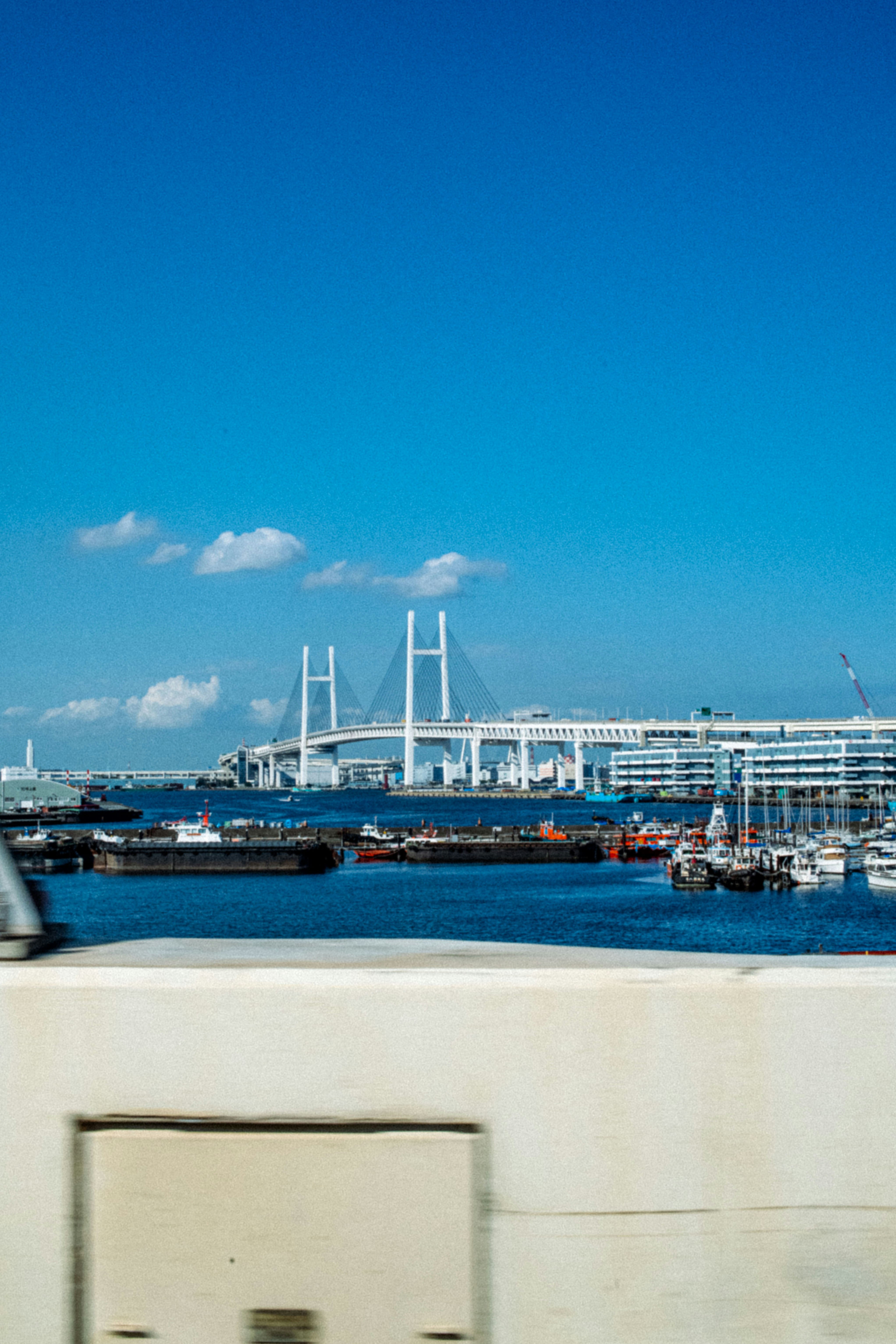 front de mer industriel avec un pont et des navires