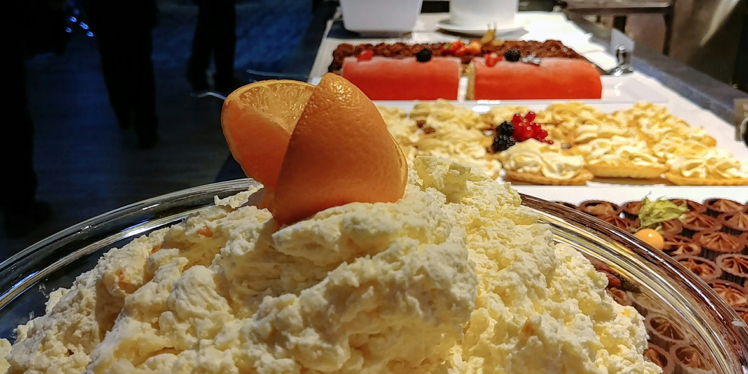 有煎蛋卷和煎饼的自助餐拼盘图片