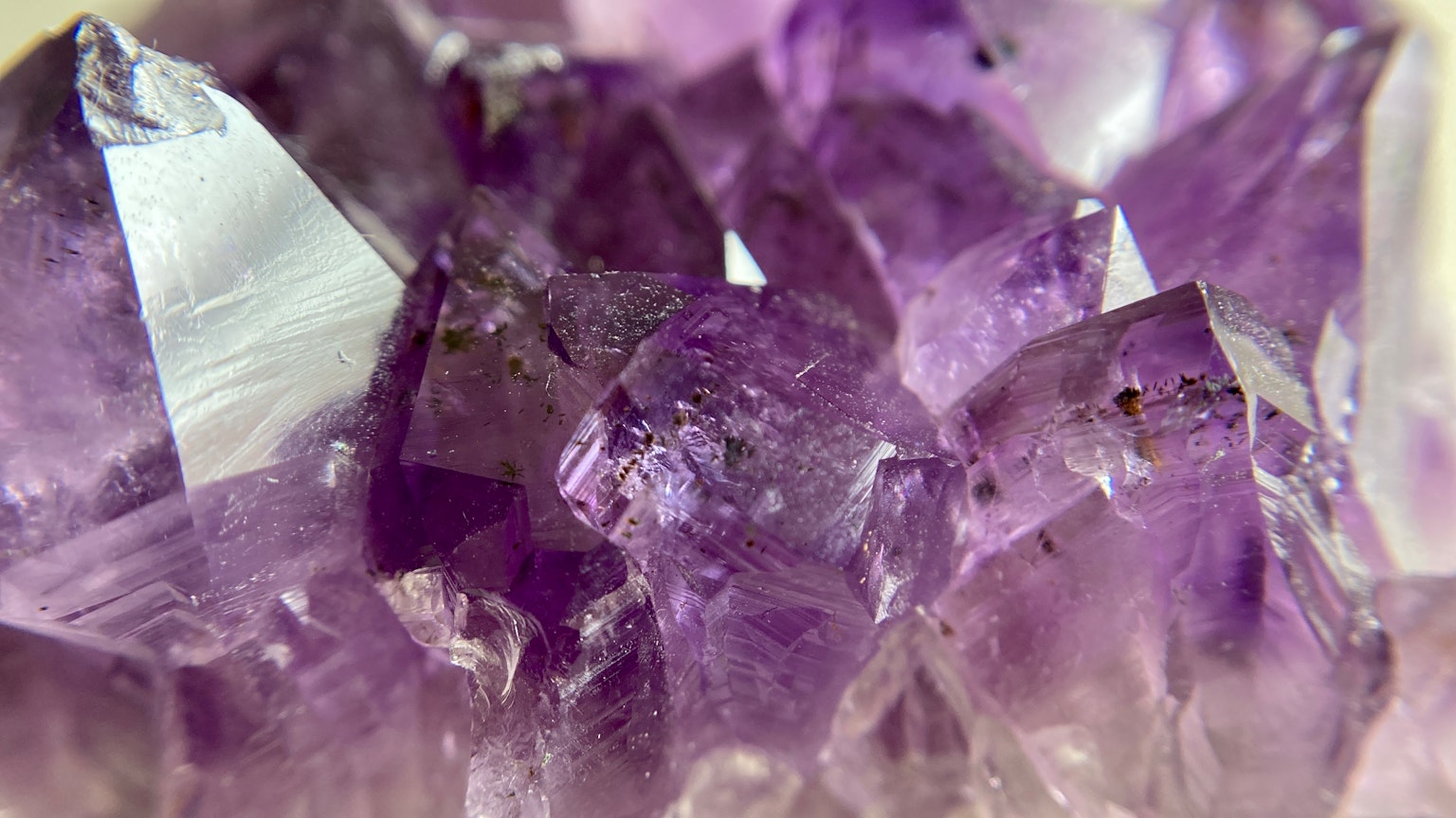 Nahaufnahme von lila Amethystkristallen