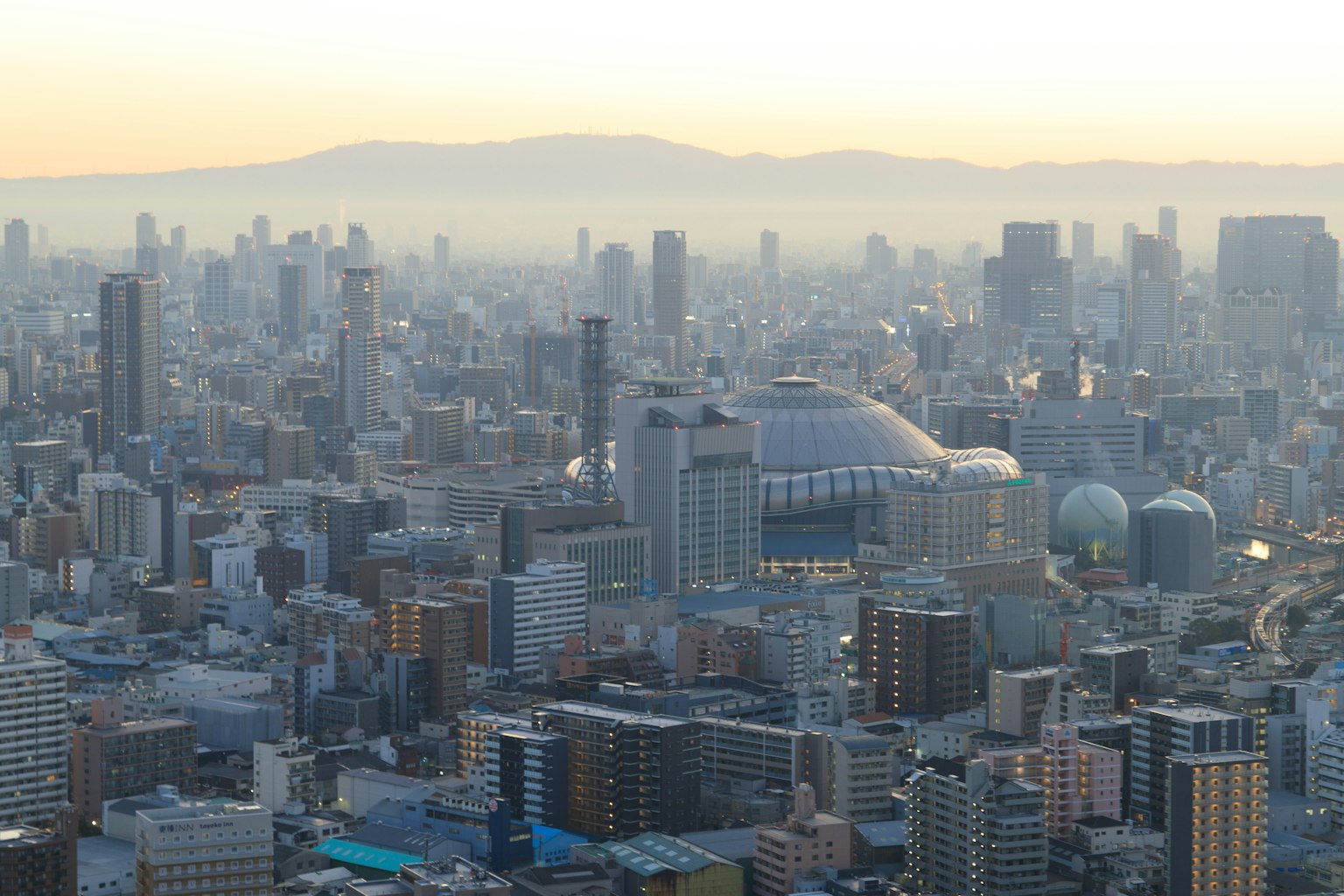 Vue aérienne de la ville d'Osaka avec des gratte-ciel et des montagnes au loin