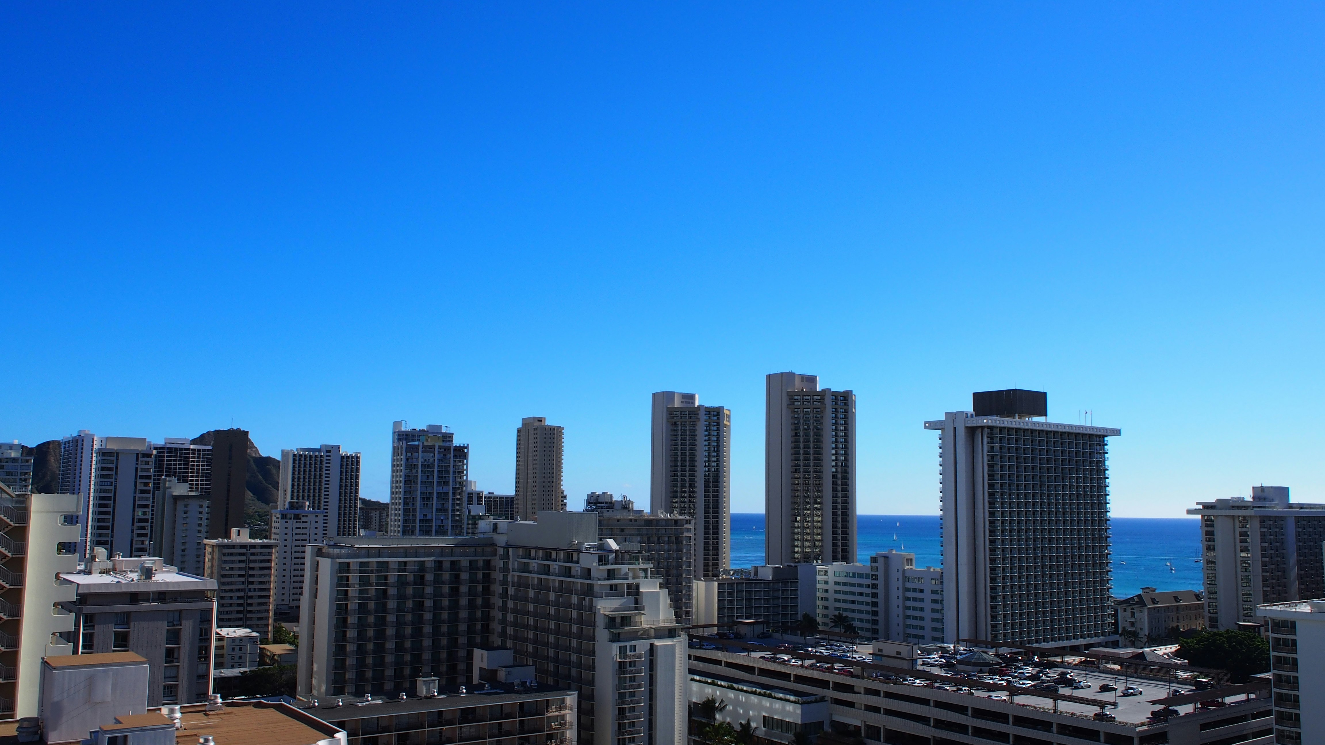 海を望む高層ビル群の都市景観