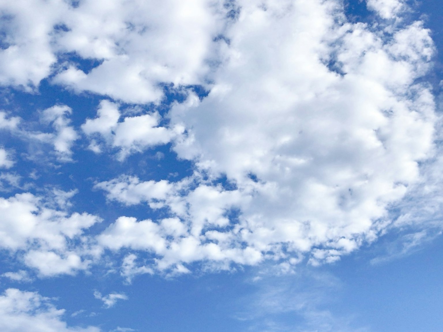 Une vue pittoresque de nuages blancs dans un ciel bleu