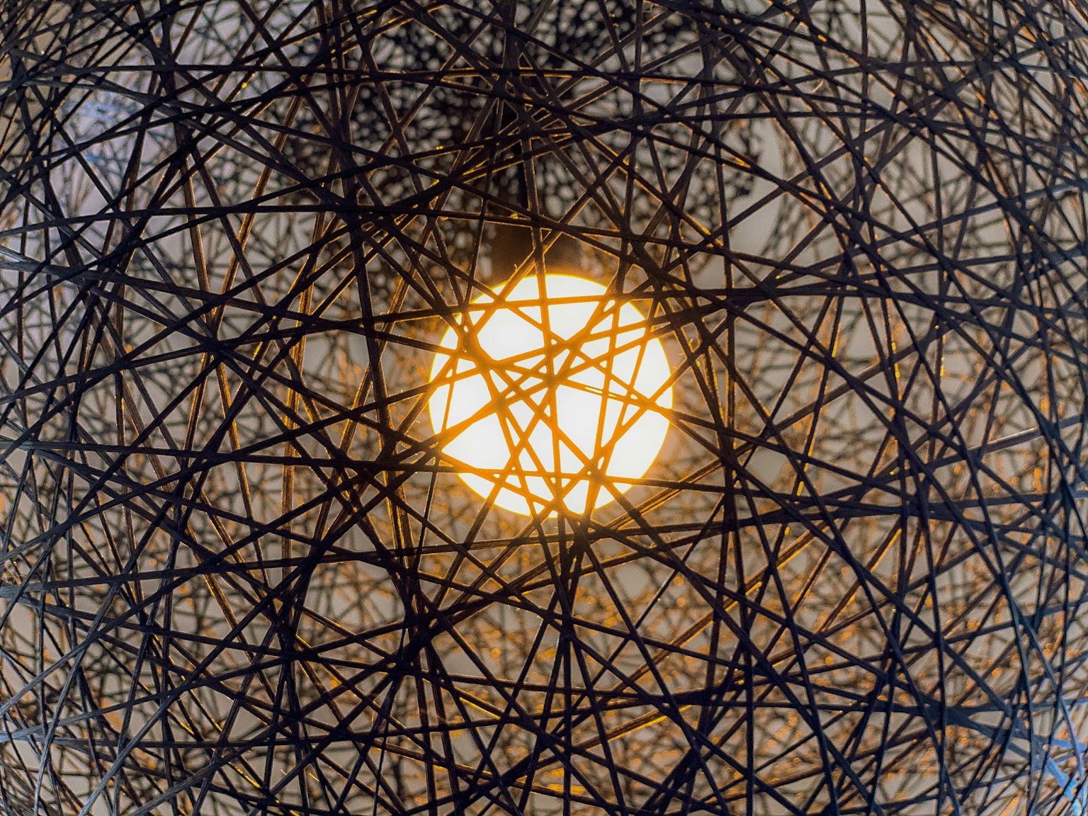 Un objet circulaire émettant de la lumière entouré de lignes complexes