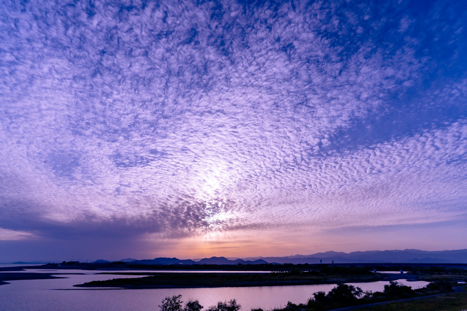 Hermoso paisaje de atardecer con cielo y nubes moradas