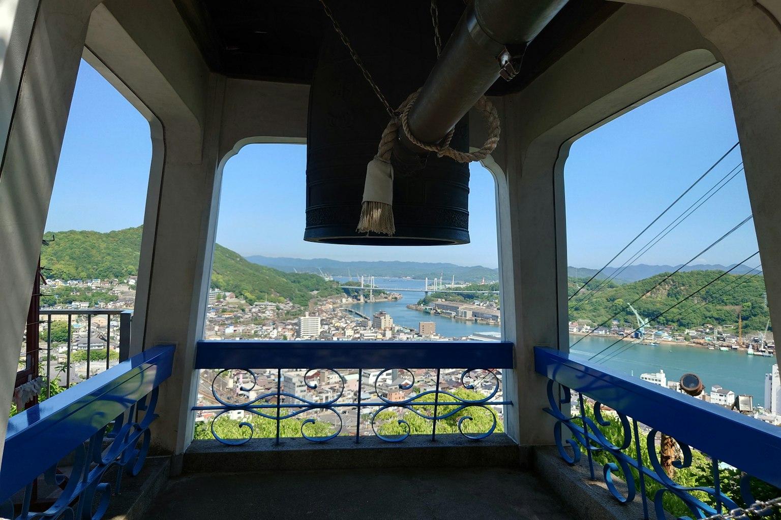 Vista desde una plataforma de observación sobre la bahía de Kinkai y las colinas verdes