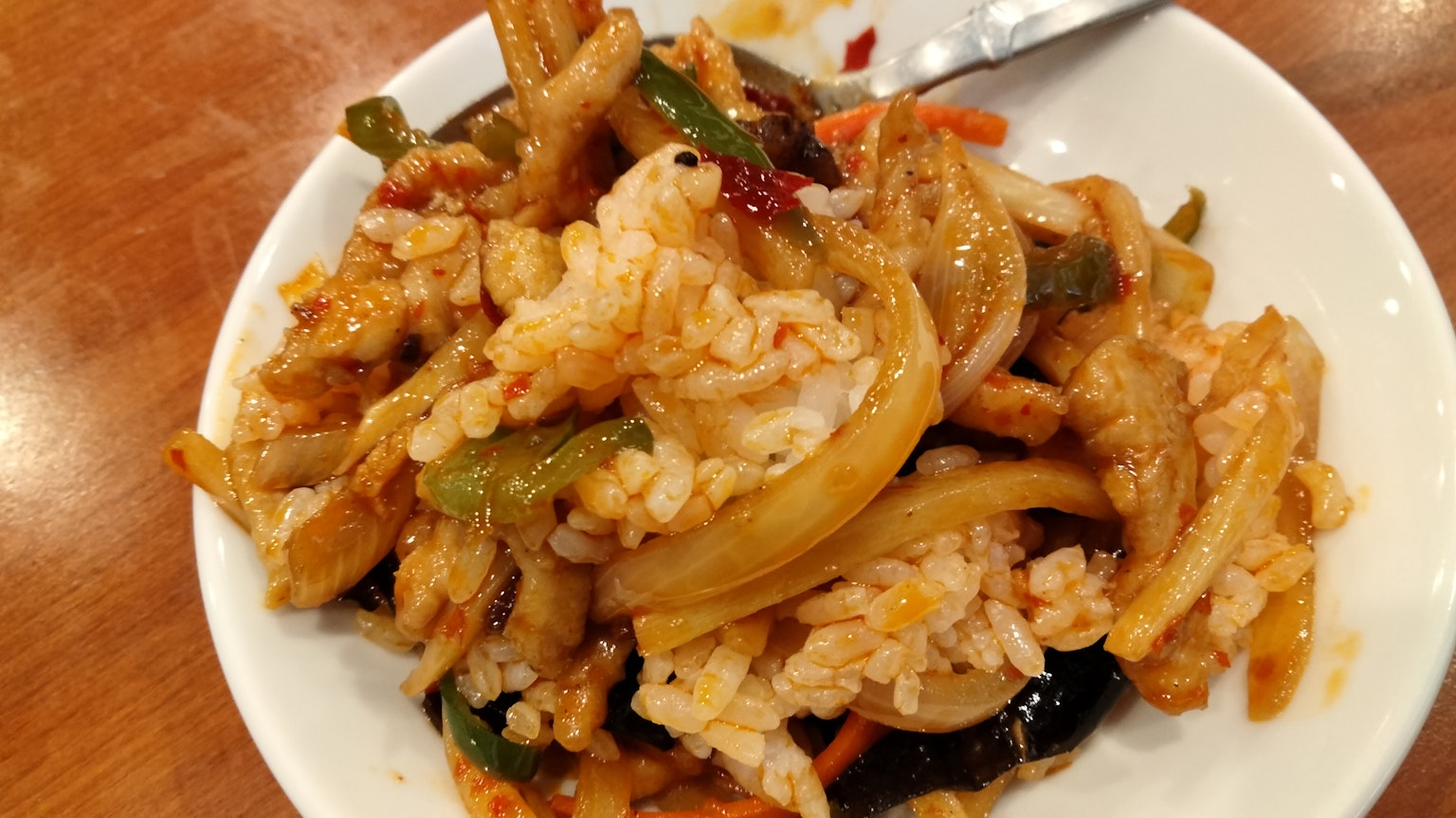Plat de riz sauté avec des légumes sur une assiette blanche