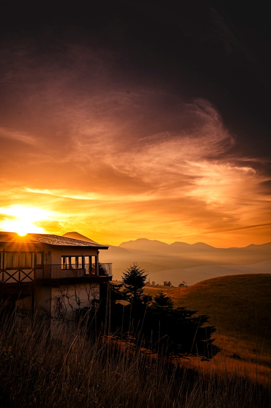 Dunstiger Sonnenaufgang über der Berglandschaft von Kirigamine