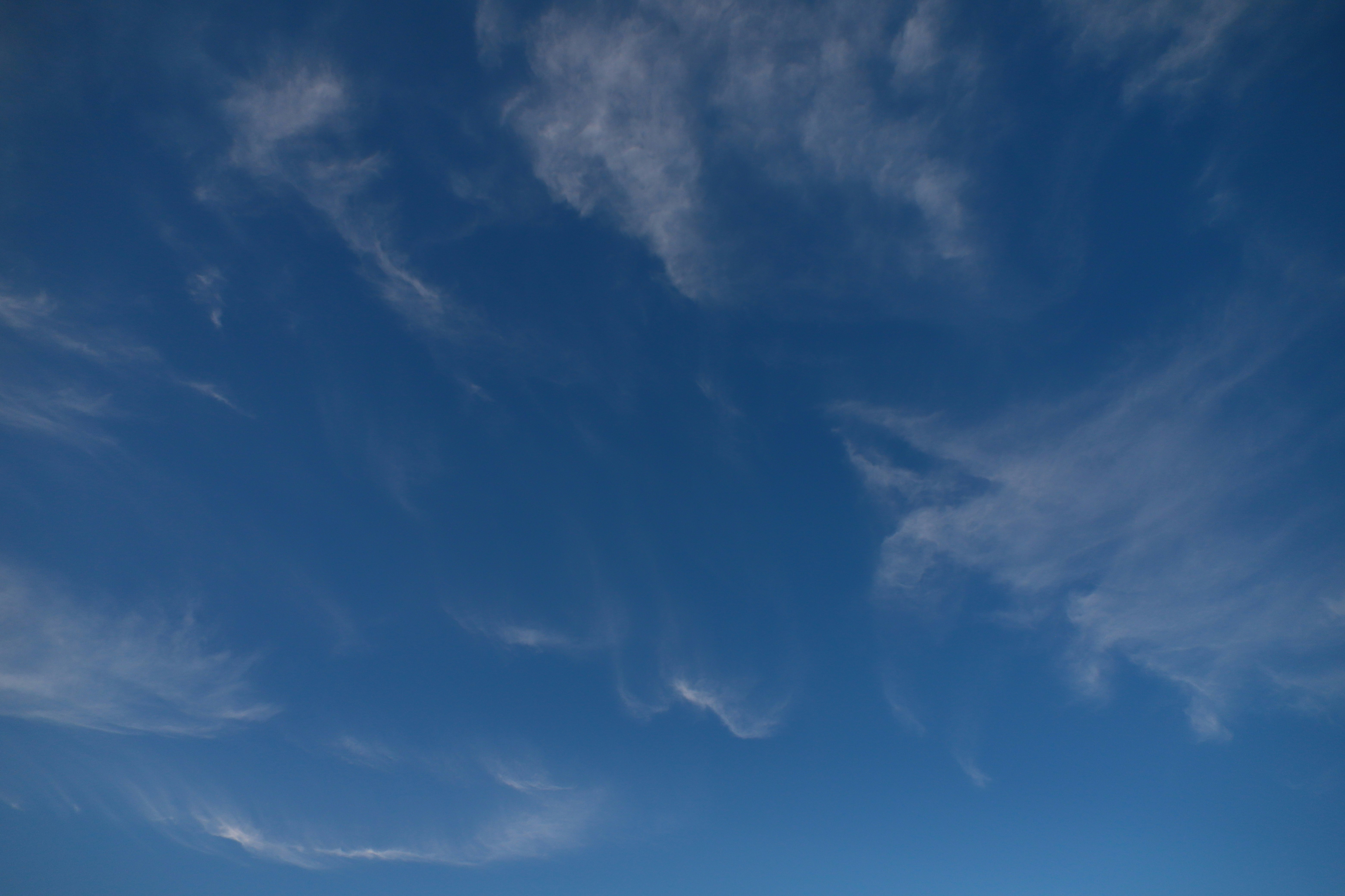 青空に広がる雲のある空の風景