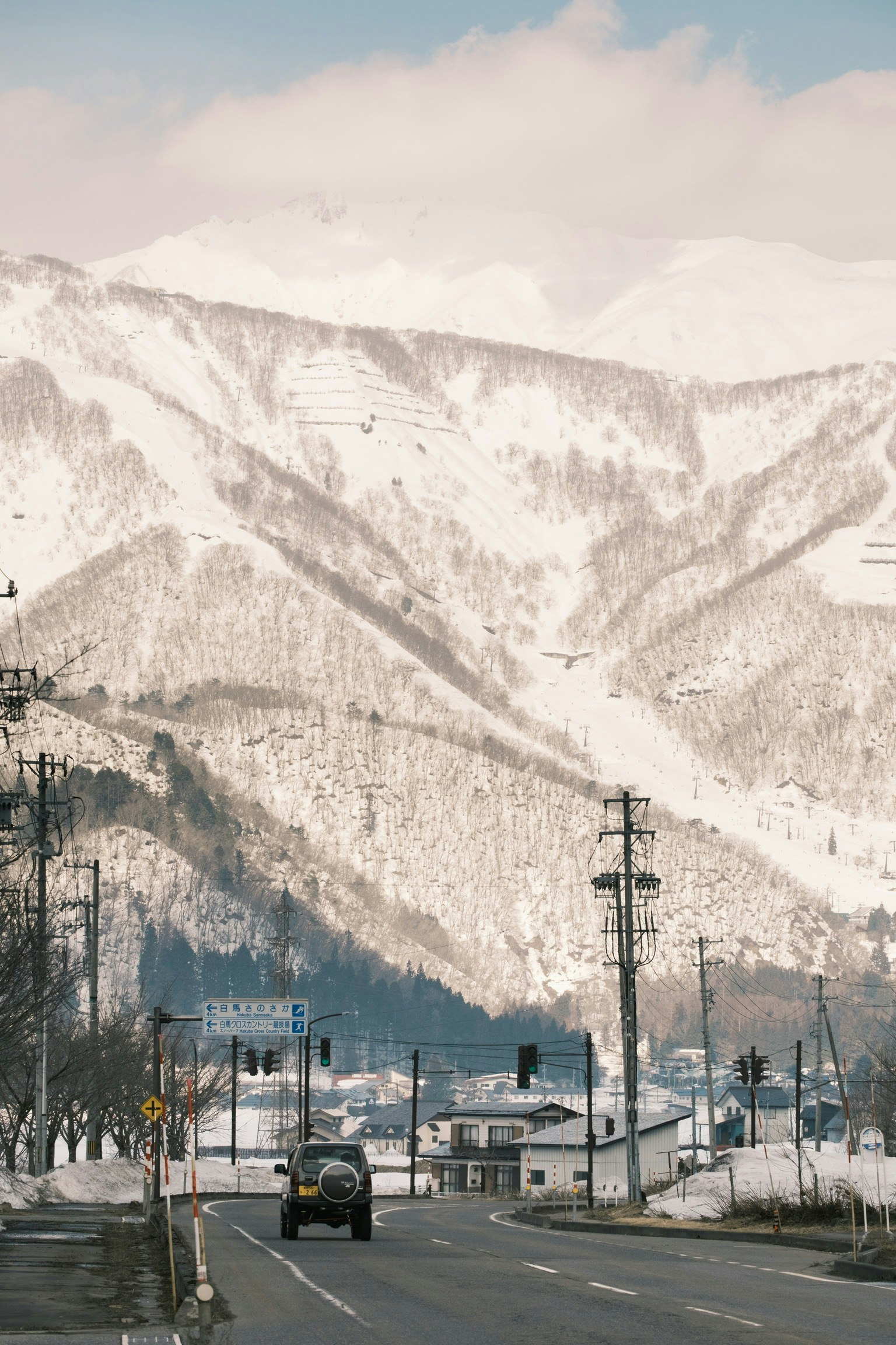 冬季道路场景，远处白雪覆盖的群山