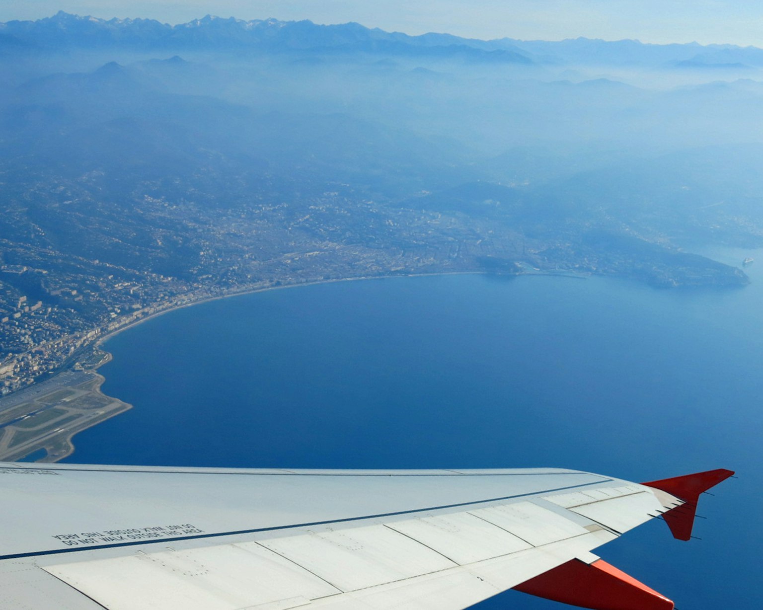Vista aérea de la costa y montañas ala de avión en el marco