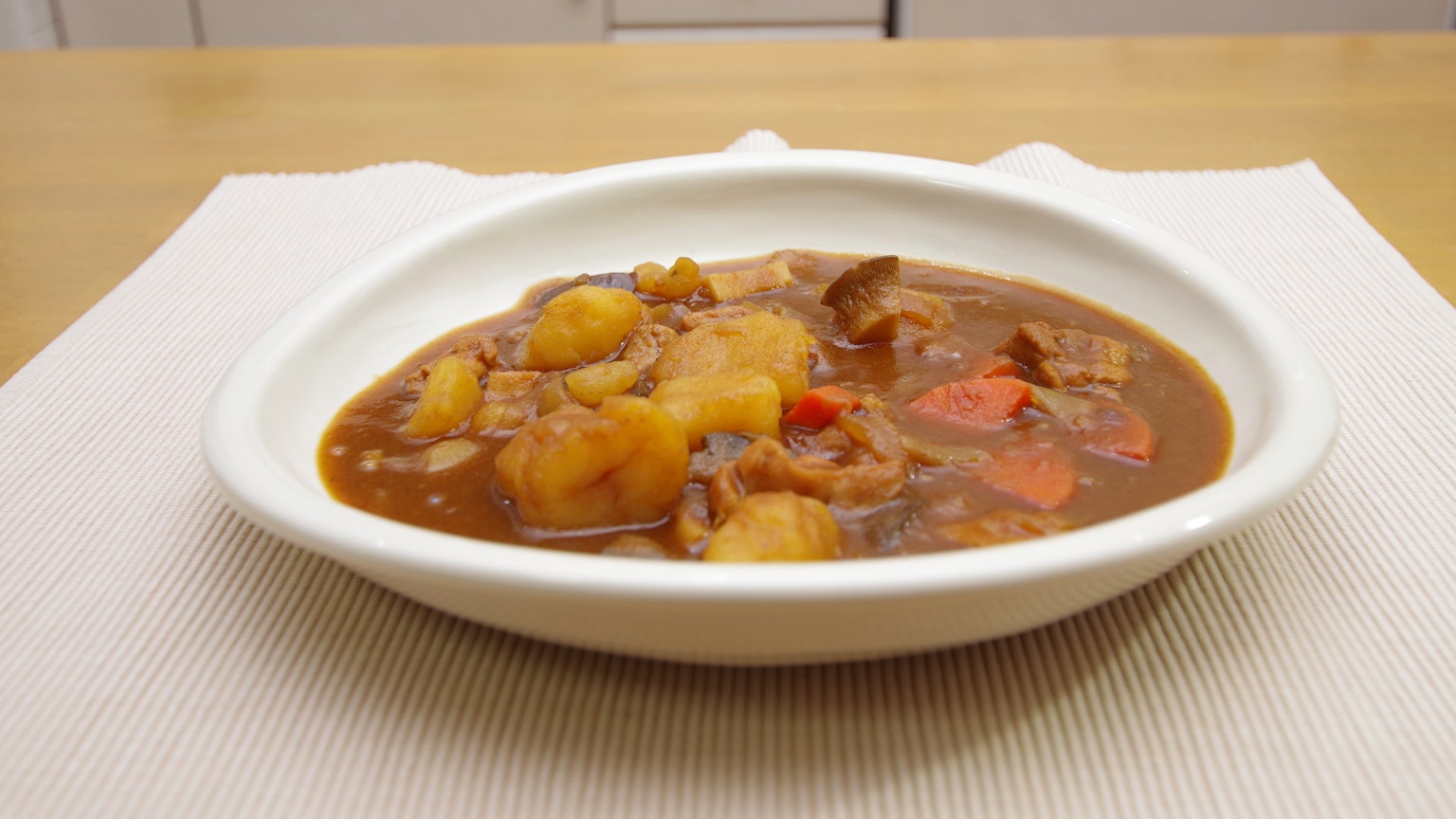 Ragoût copieux dans un bol blanc avec des légumes et de la viande