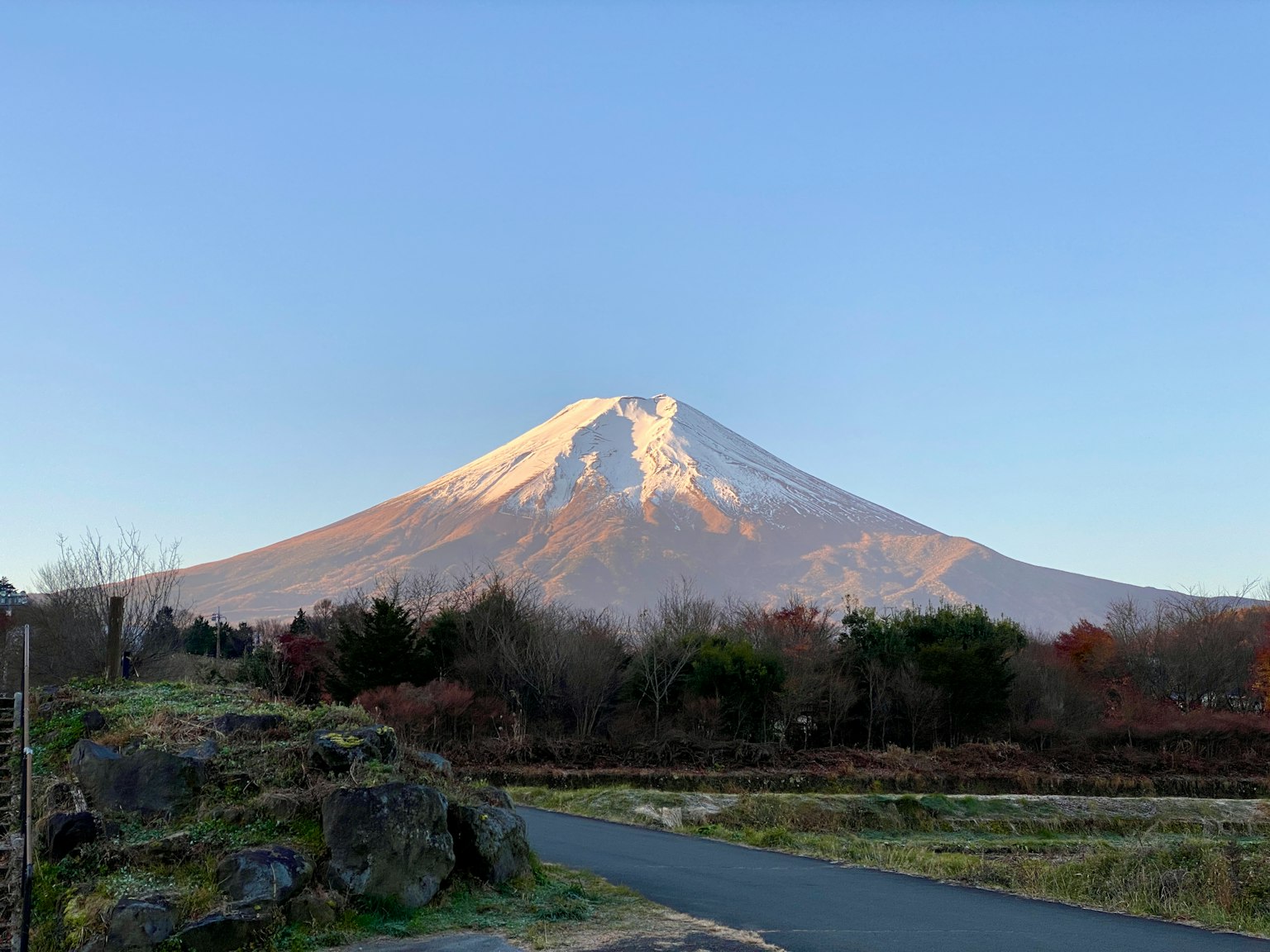 Monte Fuji con una cima innevata e cielo sereno