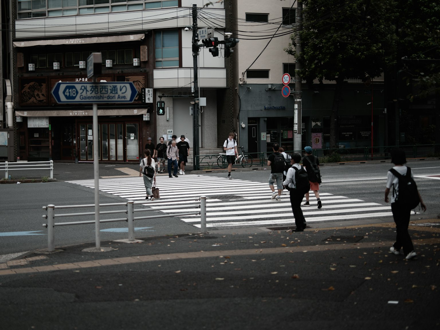 ฉากเมืองที่มีคนข้ามถนน