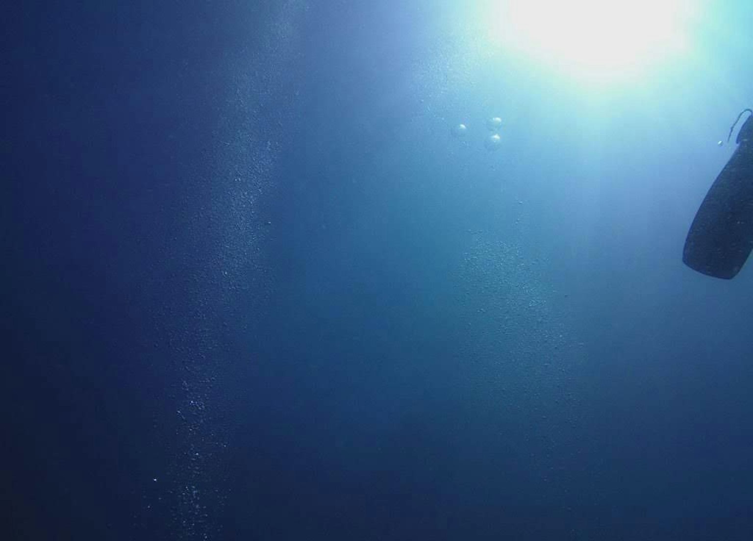Escena submarina que muestra aguas profundas y reflejos de luz