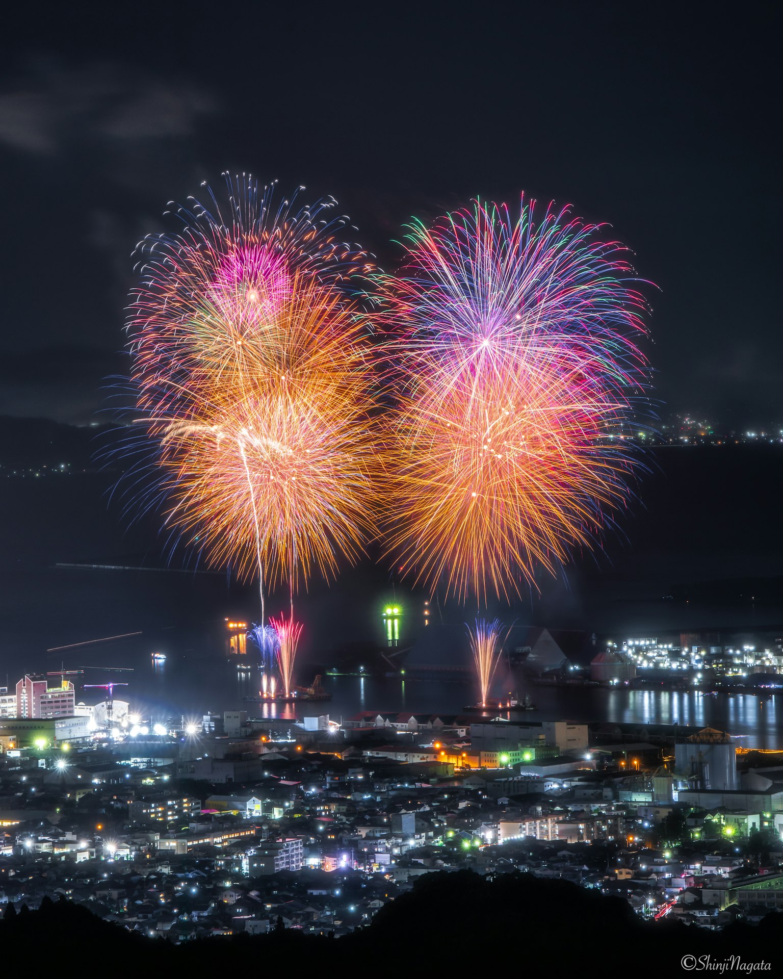 五彩缤纷的烟花照亮城市上空的夜空