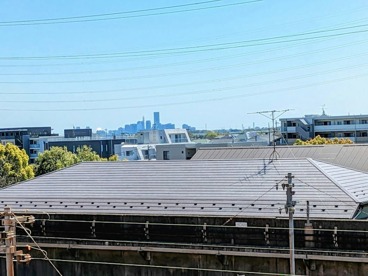 Vue de la ligne d'horizon de la ville et du ciel bleu depuis un toit