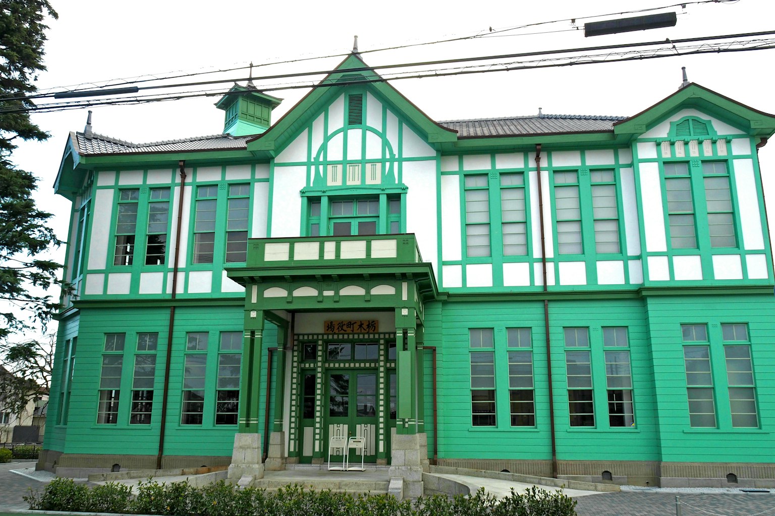 綠色建築，具有獨特的設計和複雜的細節
