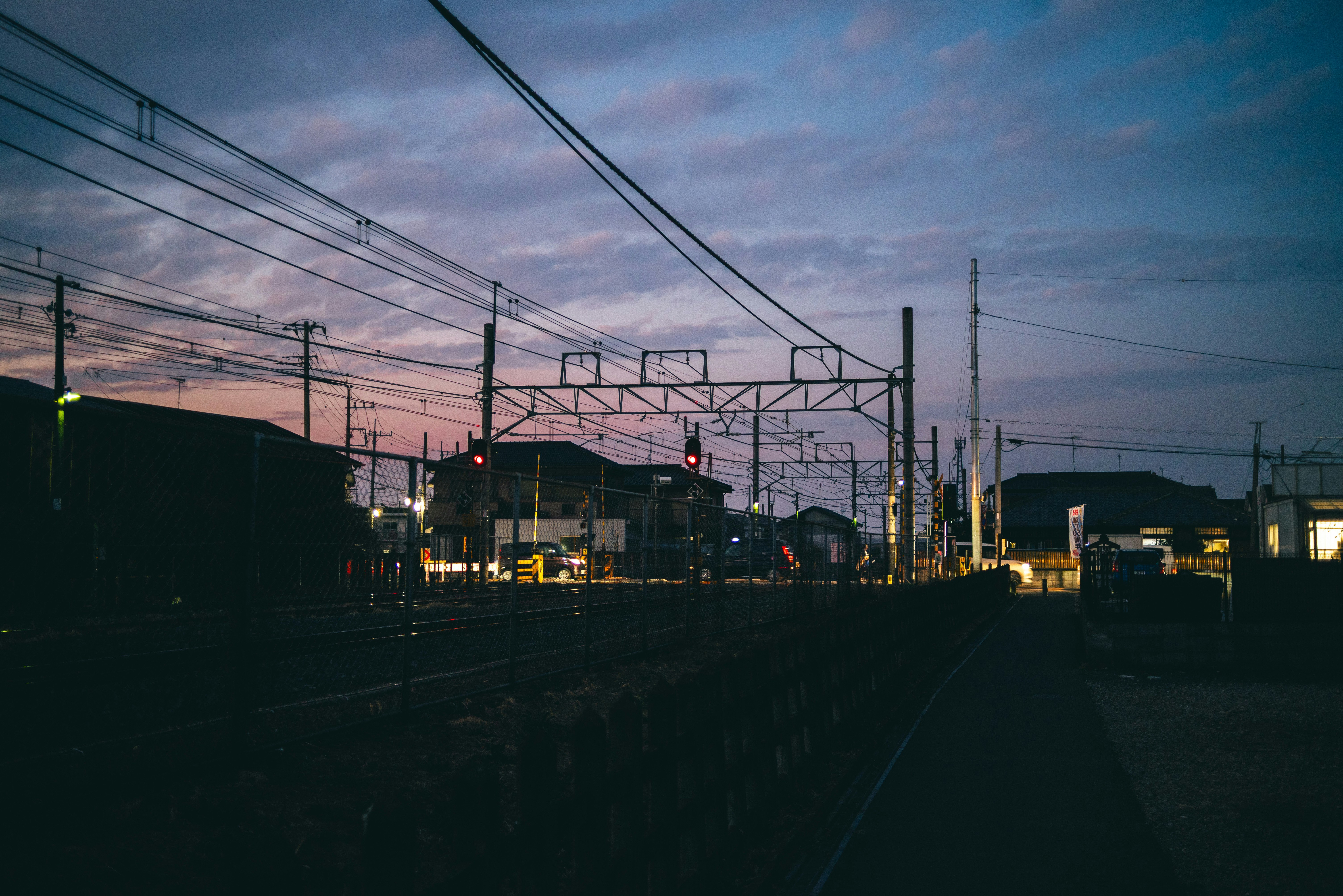 夜晚的铁路轨道与路灯沿线