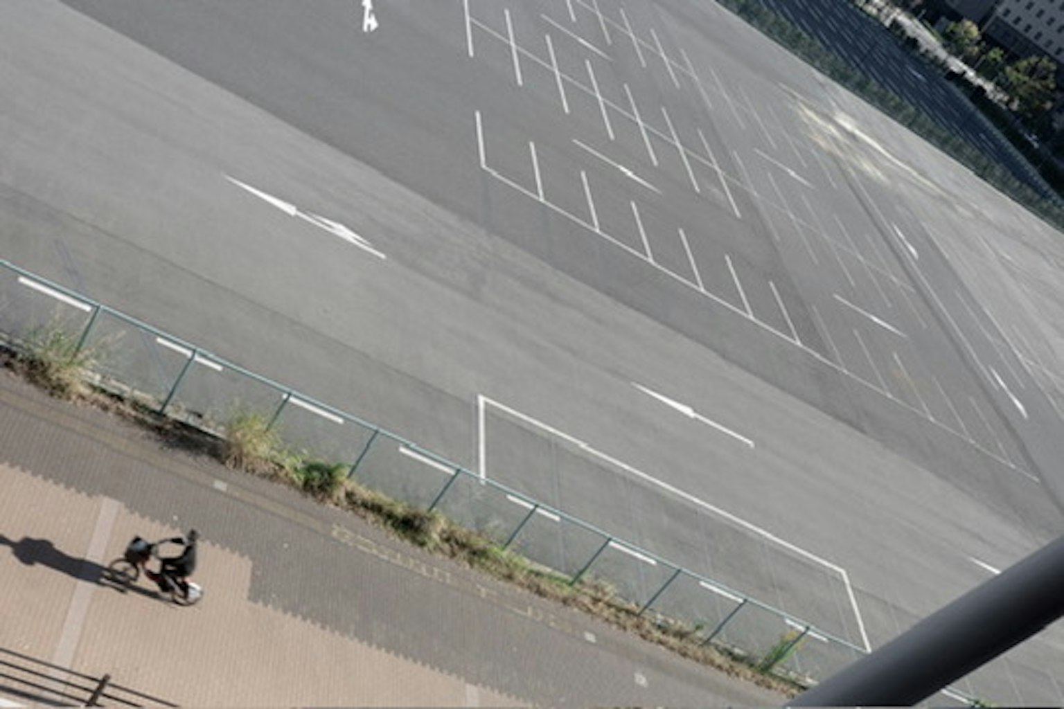 Estacionamiento vacío con una persona montando en bicicleta