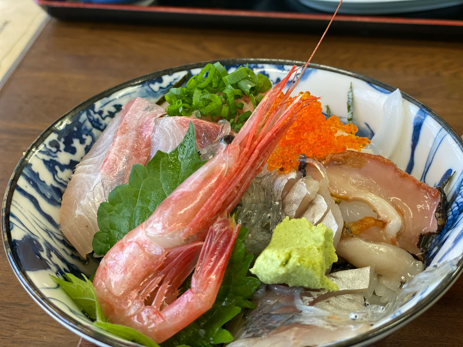 Eine schöne Schüssel mit frischem Sashimi und Garnelen