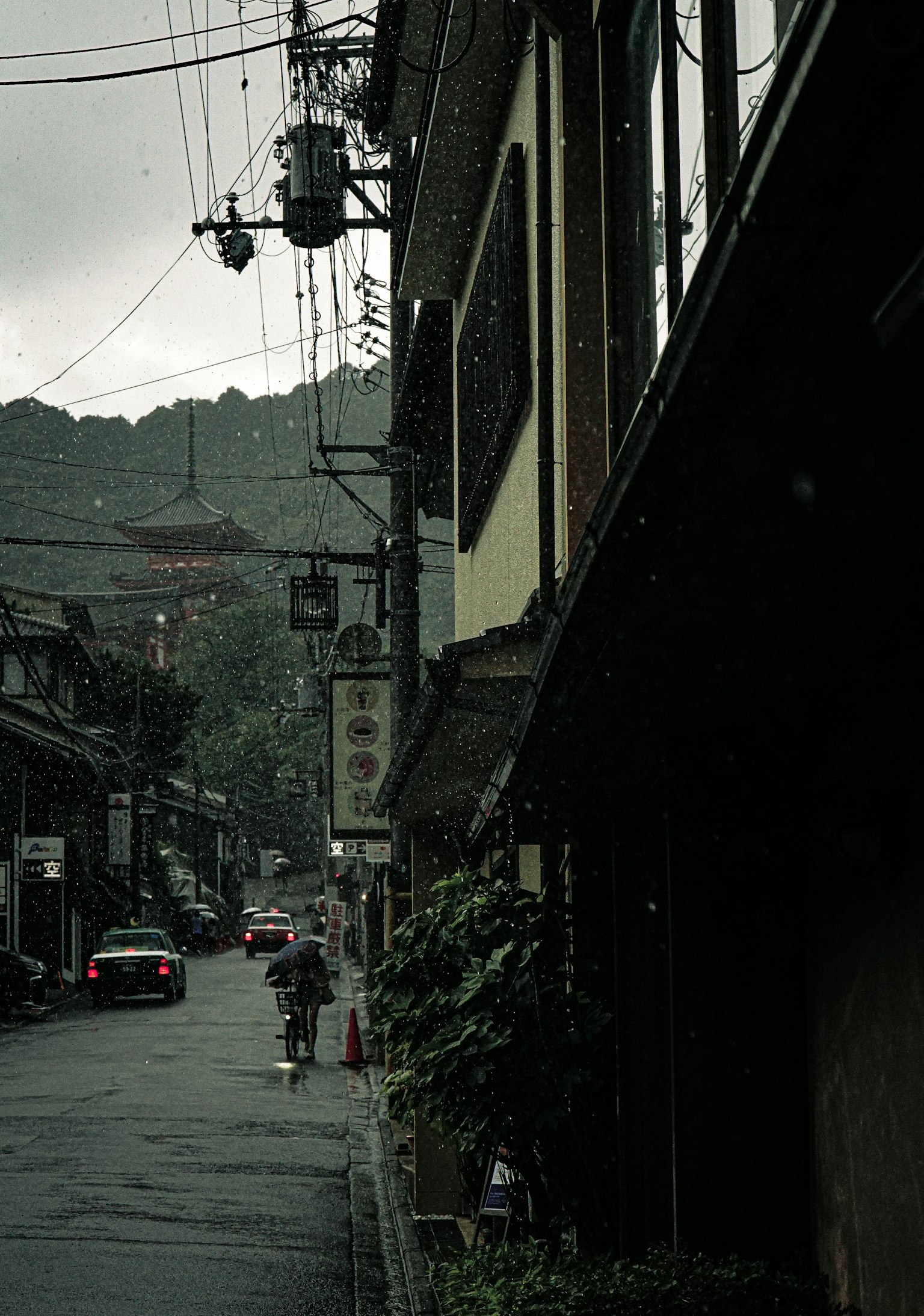 비 오는 거리 풍경 오래된 건물과 전선이 있는 모습