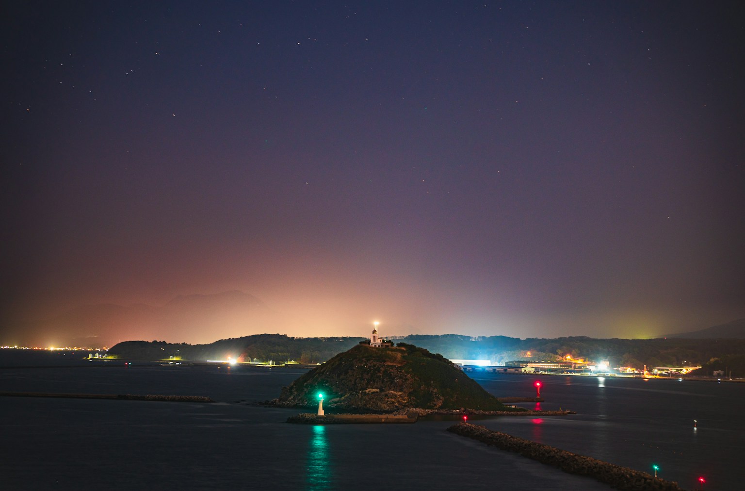夜景海岸線與燈塔