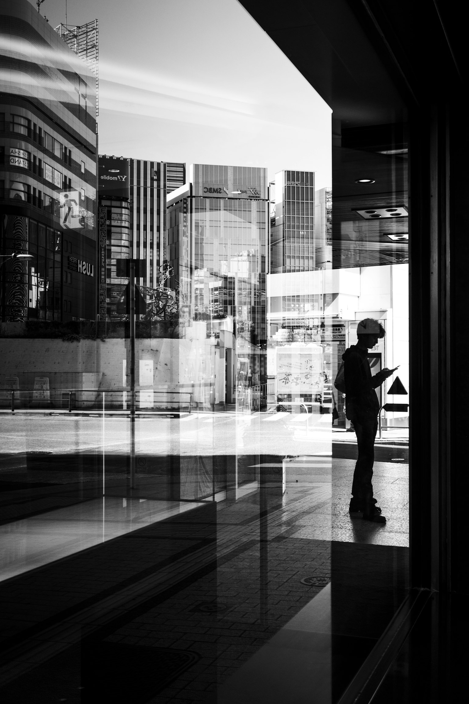 Bóng người đứng trong cảnh quan đô thị đen trắng Phản chiếu kính tinh tế và tòa nhà hiện đại