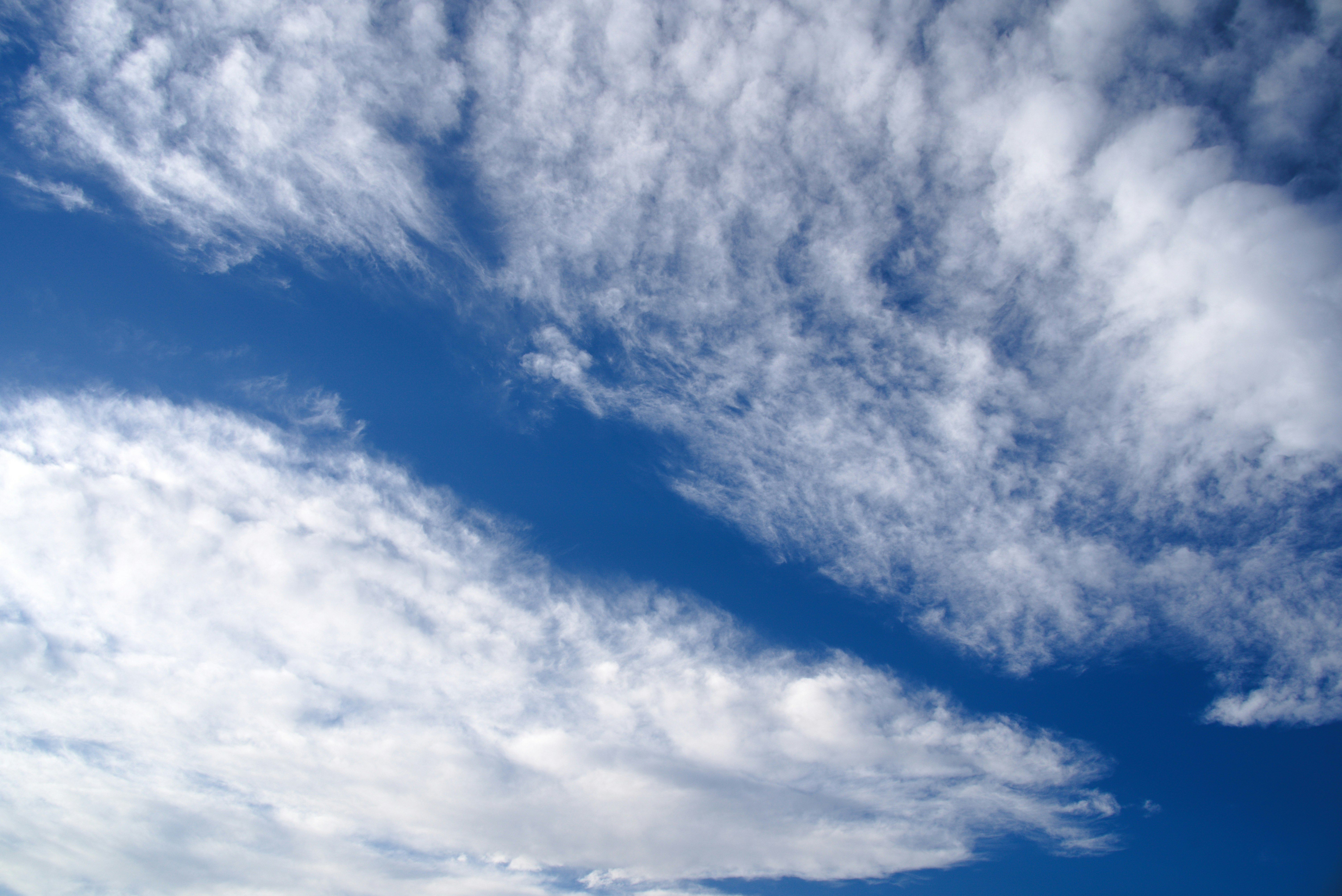 青空に広がる雲の流れ