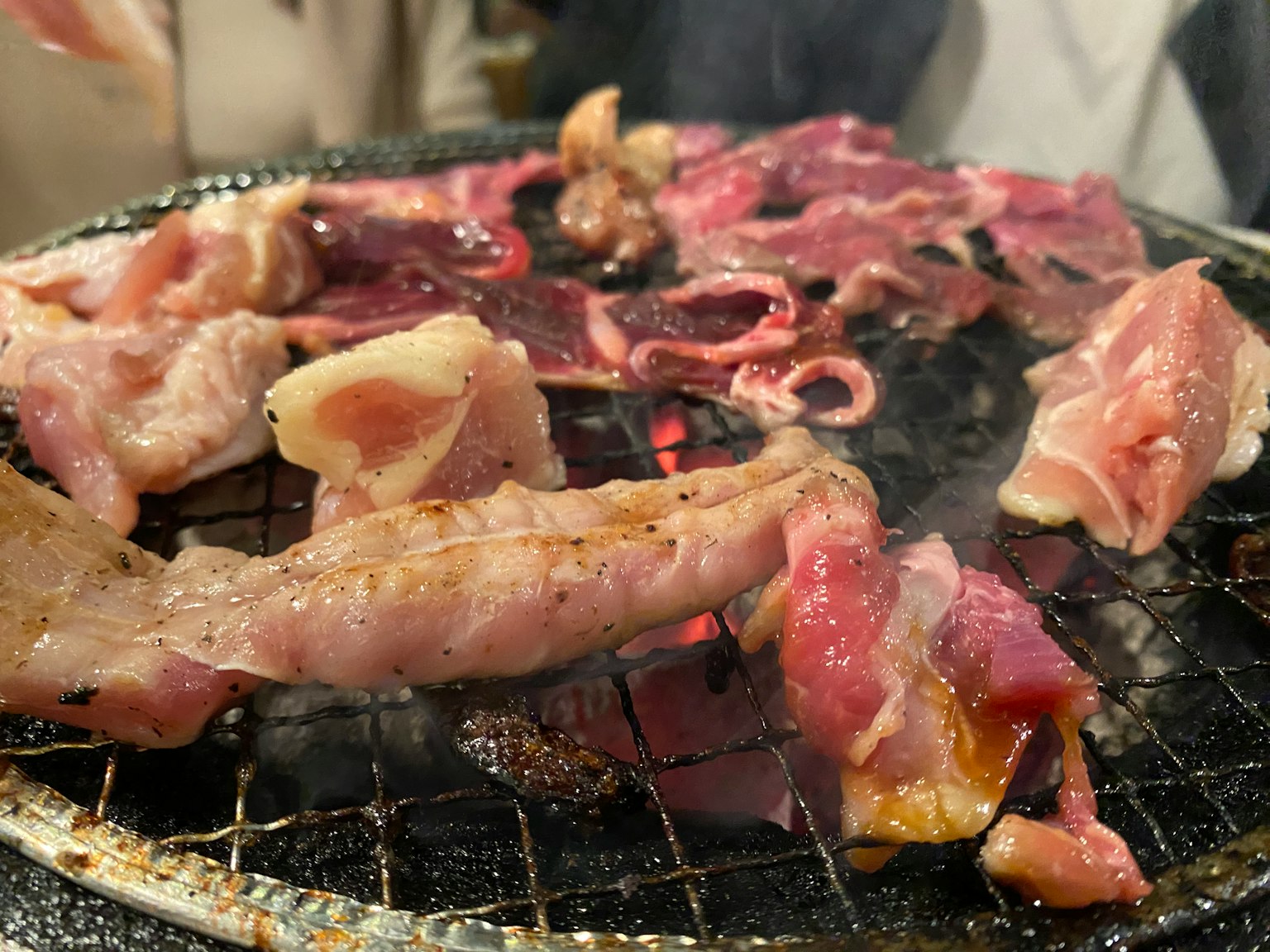 各种肉块在烧烤上烤制