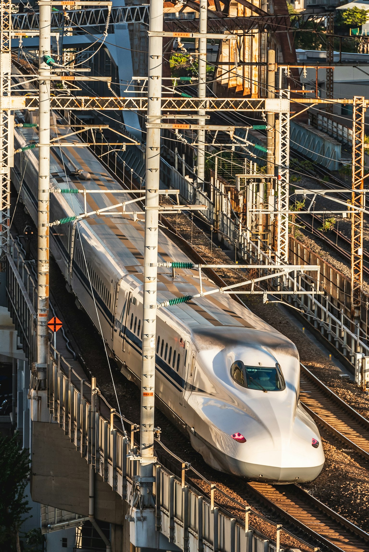 Tàu Shinkansen đang chạy trên đường ray cao