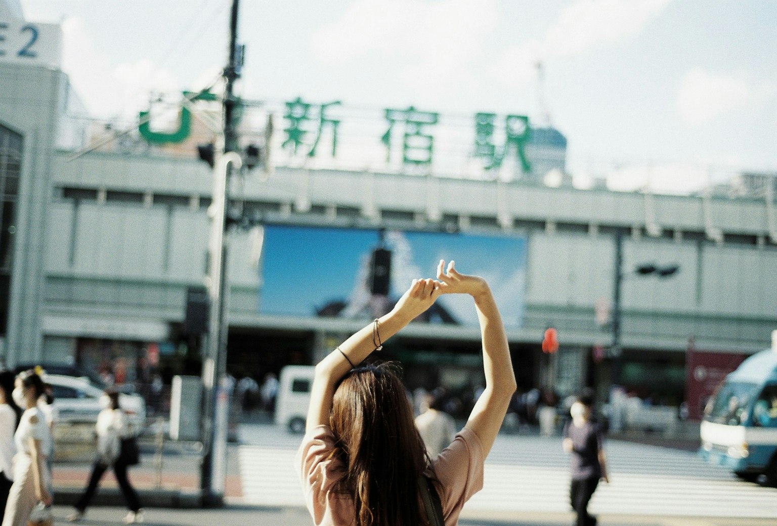 一名女性背对新宿车站