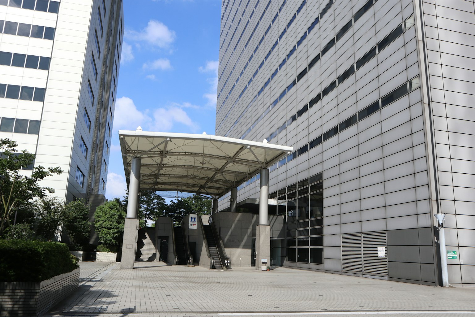 现代建筑入口和宽阔人行道的图像