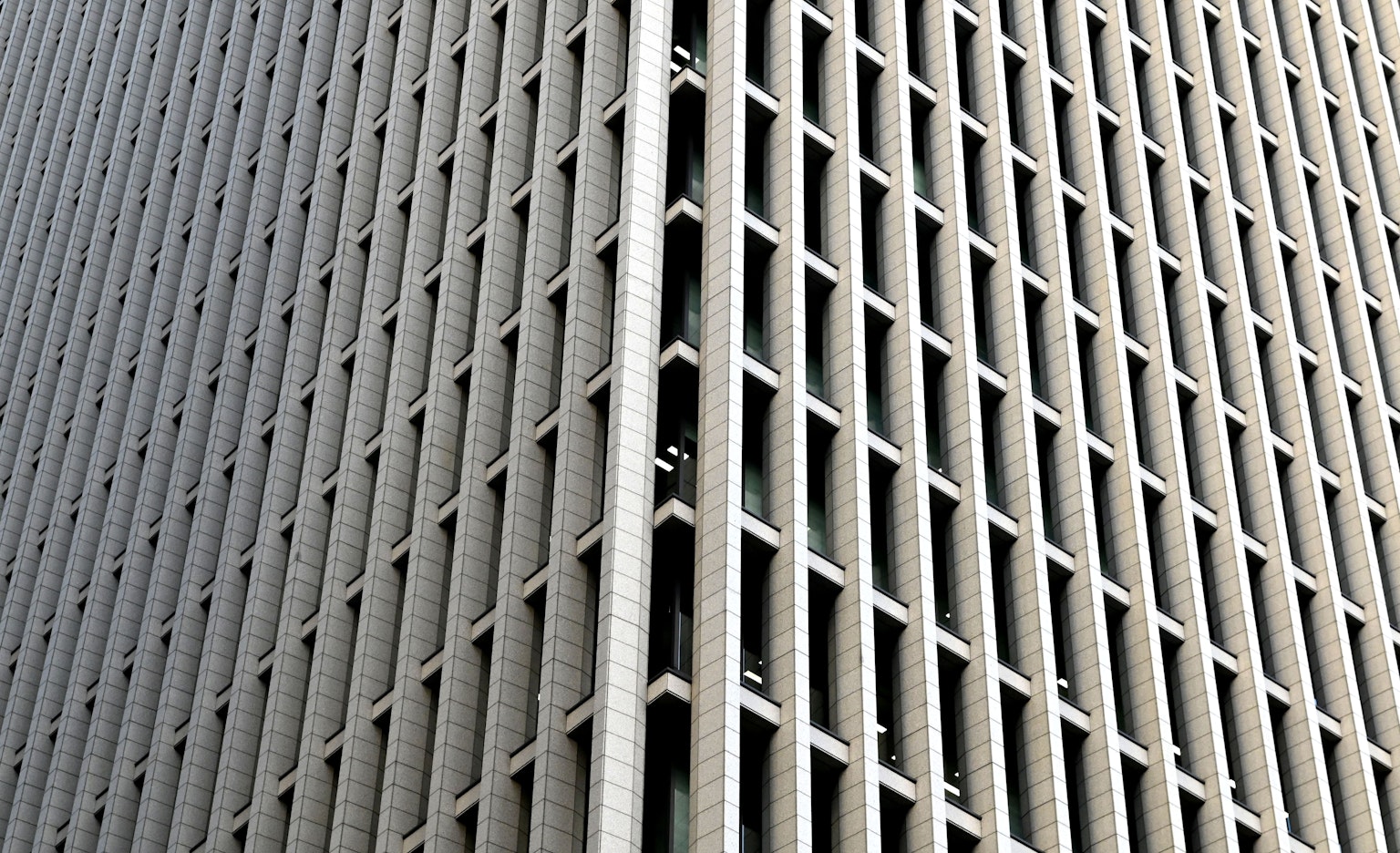 Gros plan d'une façade de bâtiment avec un motif en grille et texture