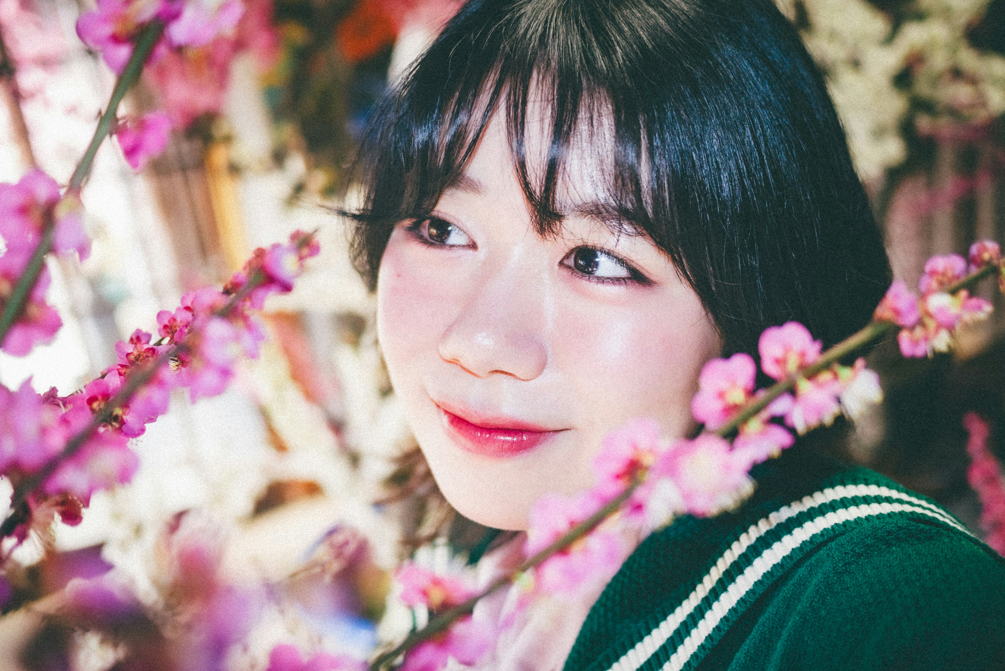 梅の花に囲まれたメイク映えの横顔