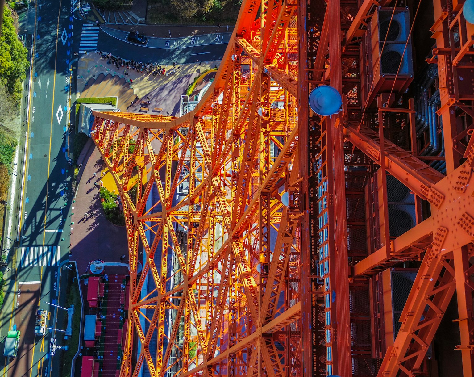 Vista aérea de la Torre de Tokio mostrando su vibrante estructura naranja