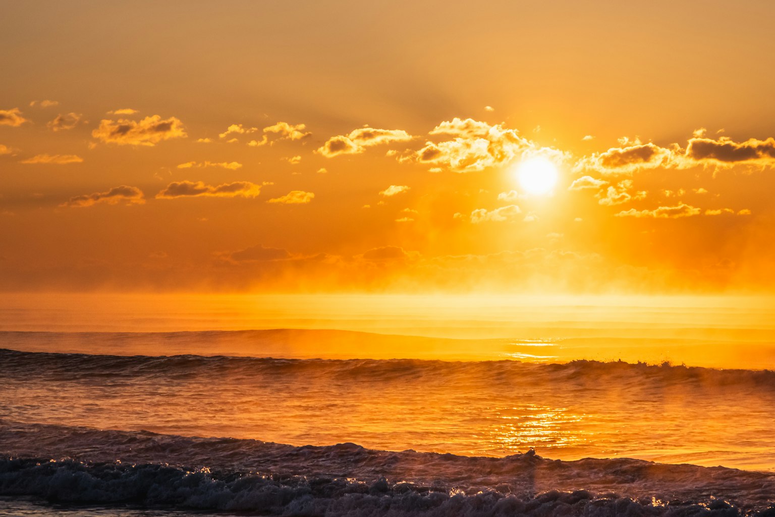 Hoàng hôn màu cam đẹp lung linh trên đại dương