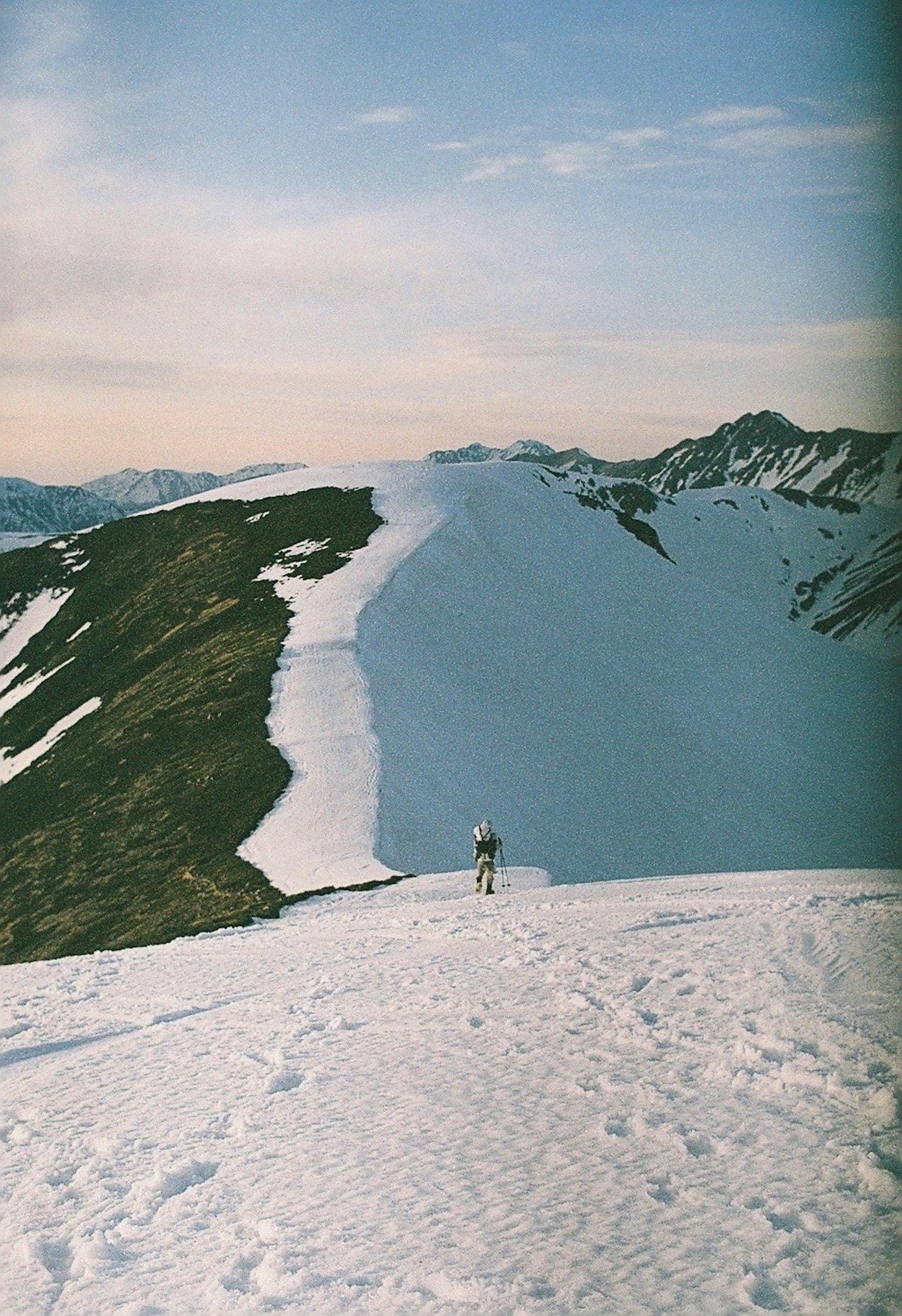 Schneebedeckte Berglandschaft mit Wanderer