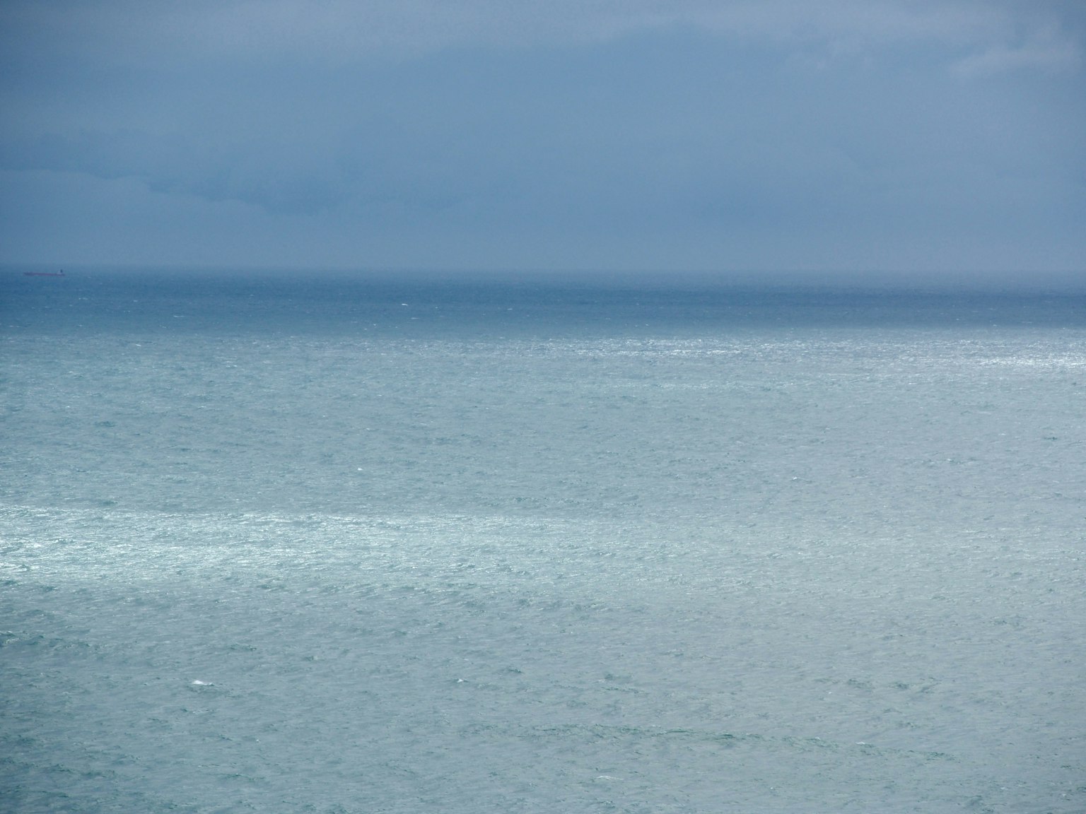 Paesaggio calmo dell'oceano e del cielo blu