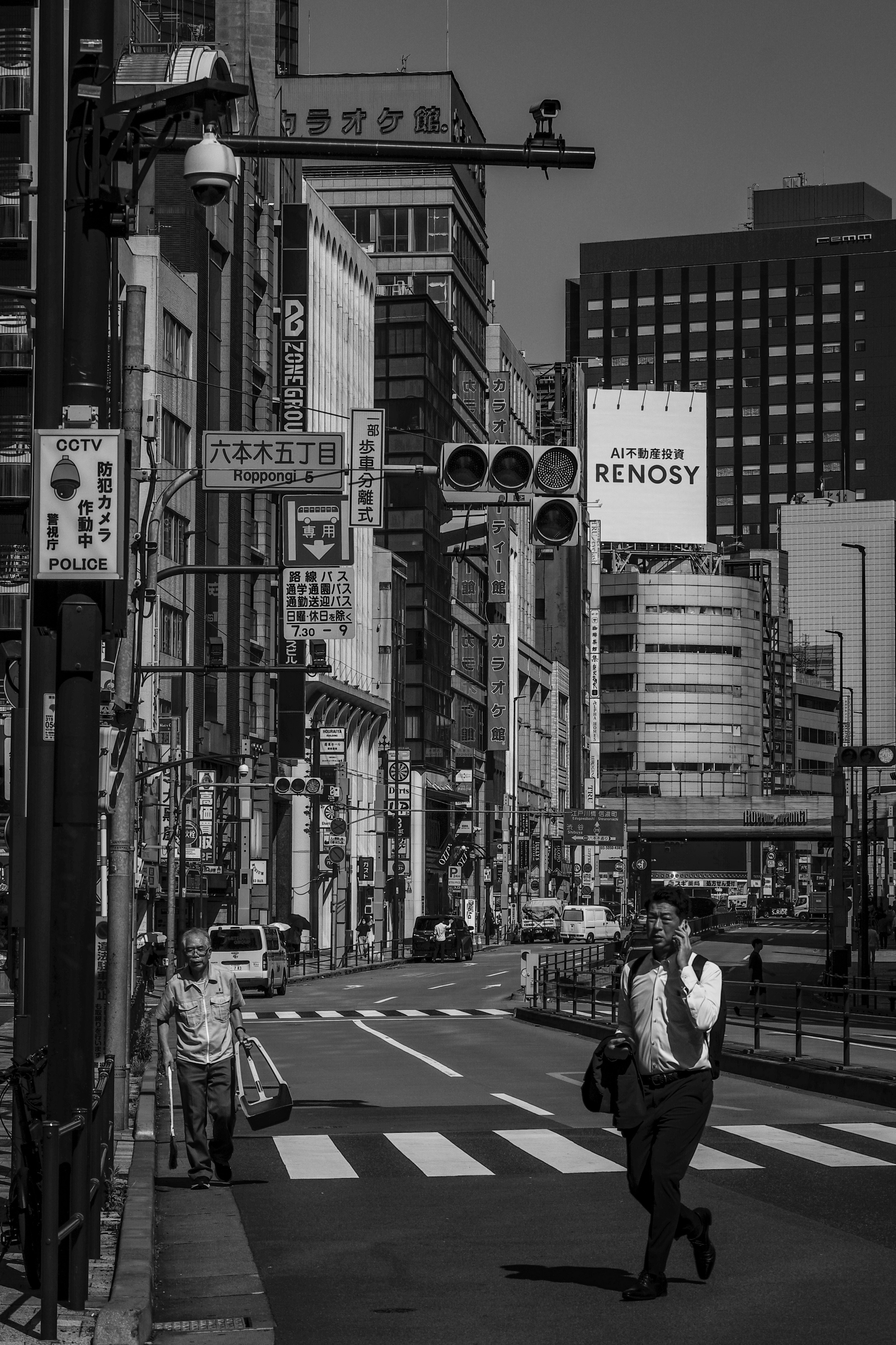 六本木の交差点を行き交う人々が見える都心の街並み